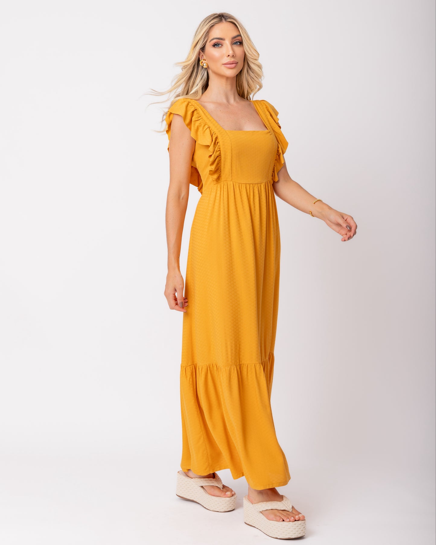Vestido longo com babados na alça em viscose maquinetada