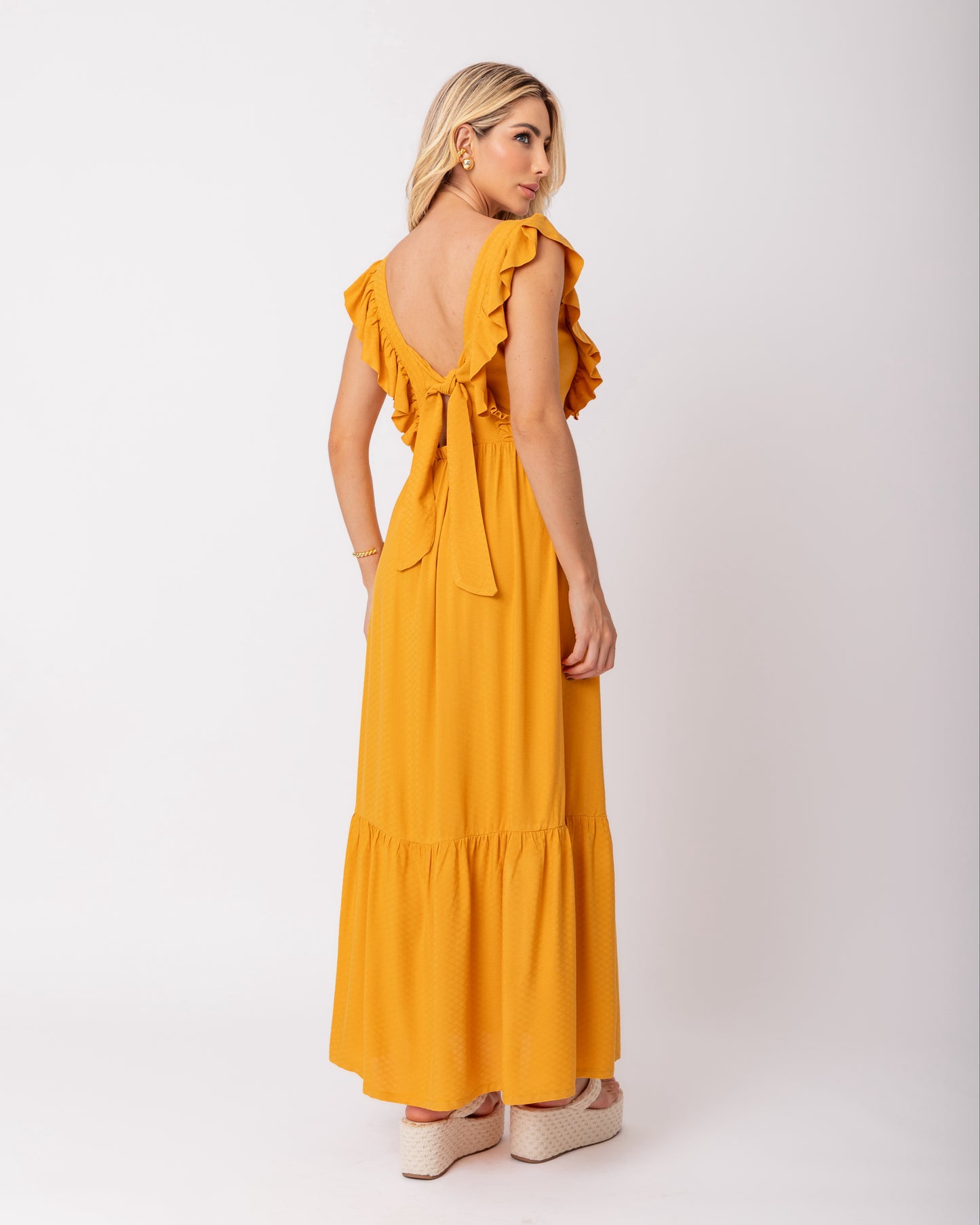 Vestido longo com babados na alça em viscose maquinetada