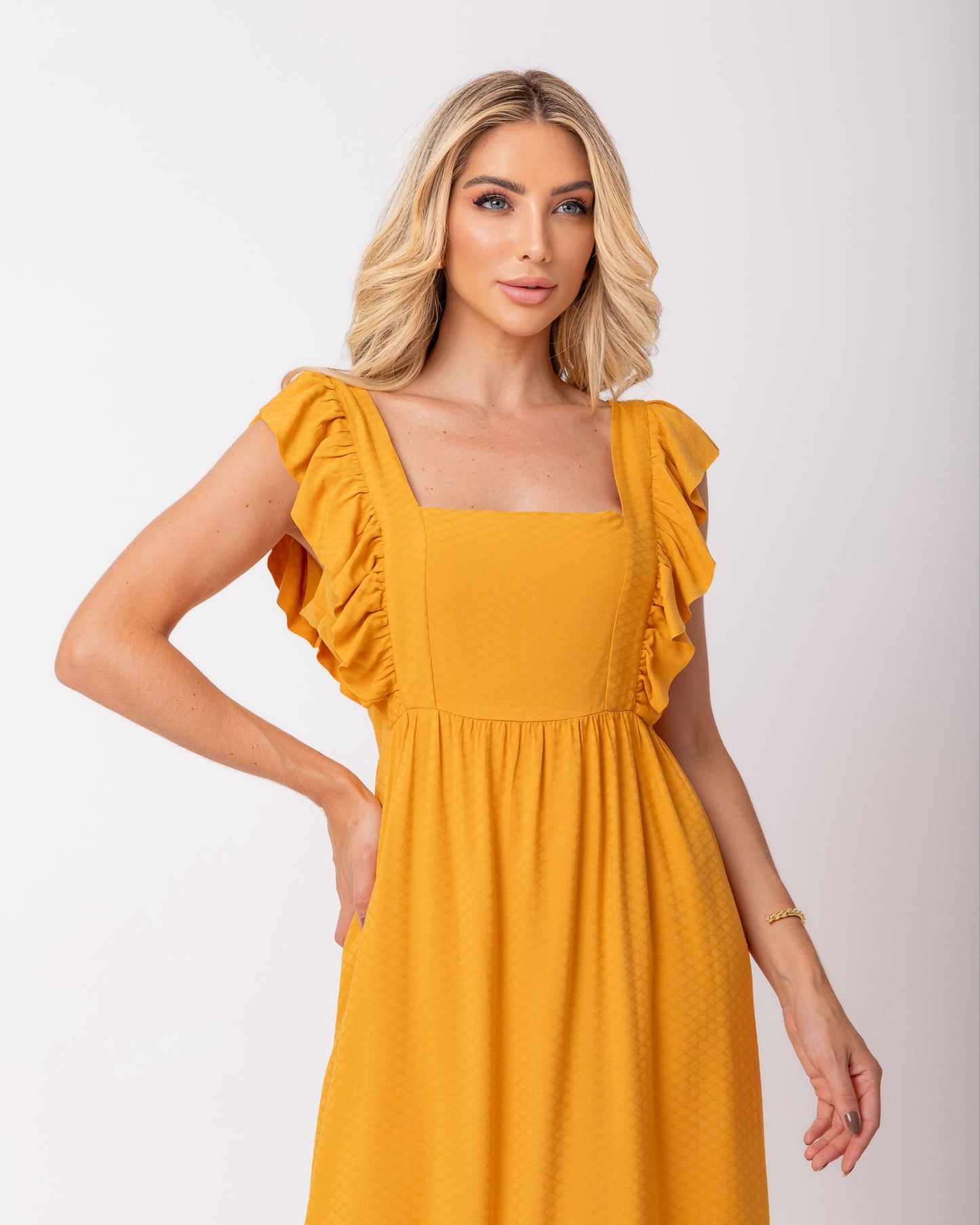 Vestido longo com babados na alça em viscose maquinetada