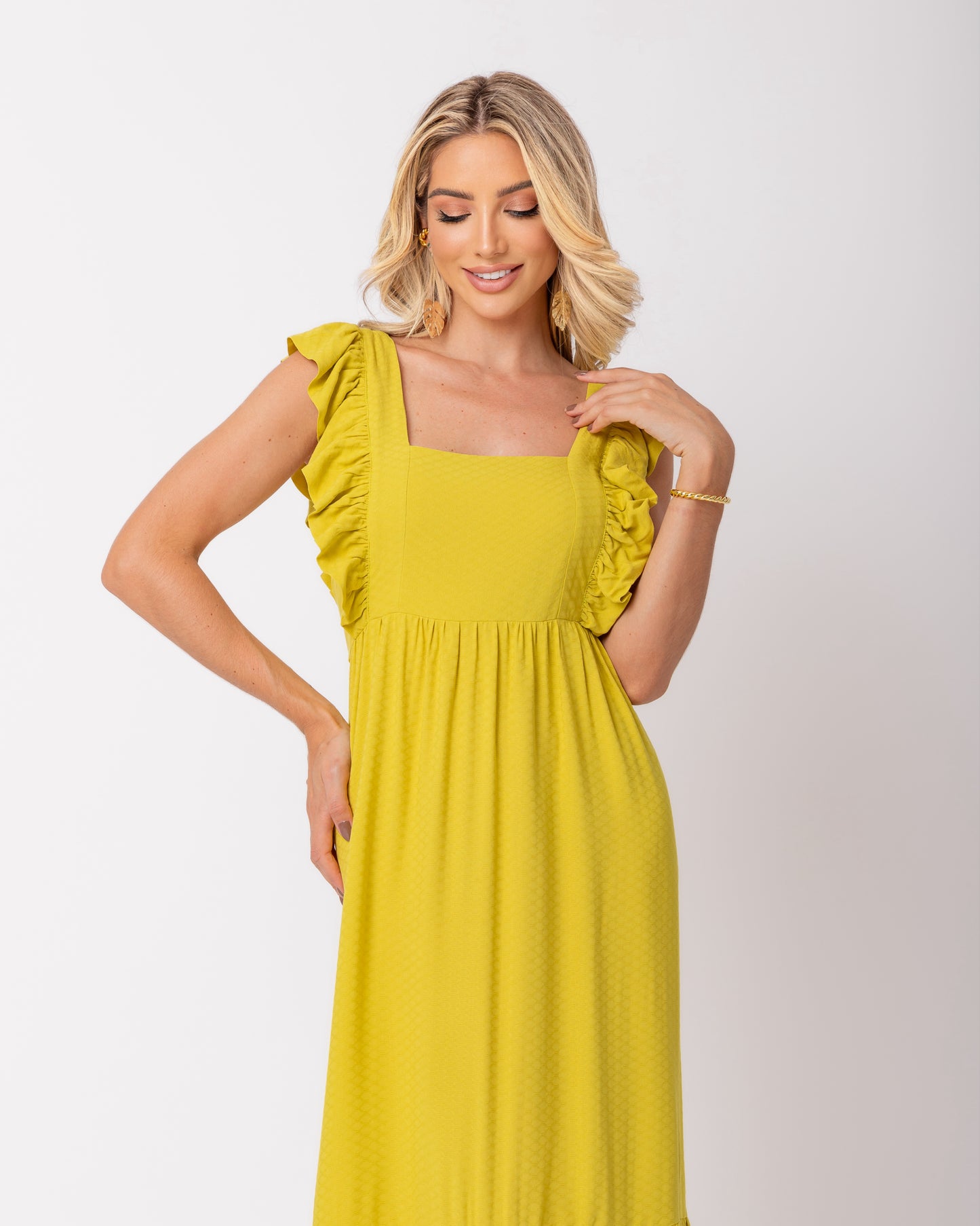 Vestido longo com babados na alça em viscose maquinetada