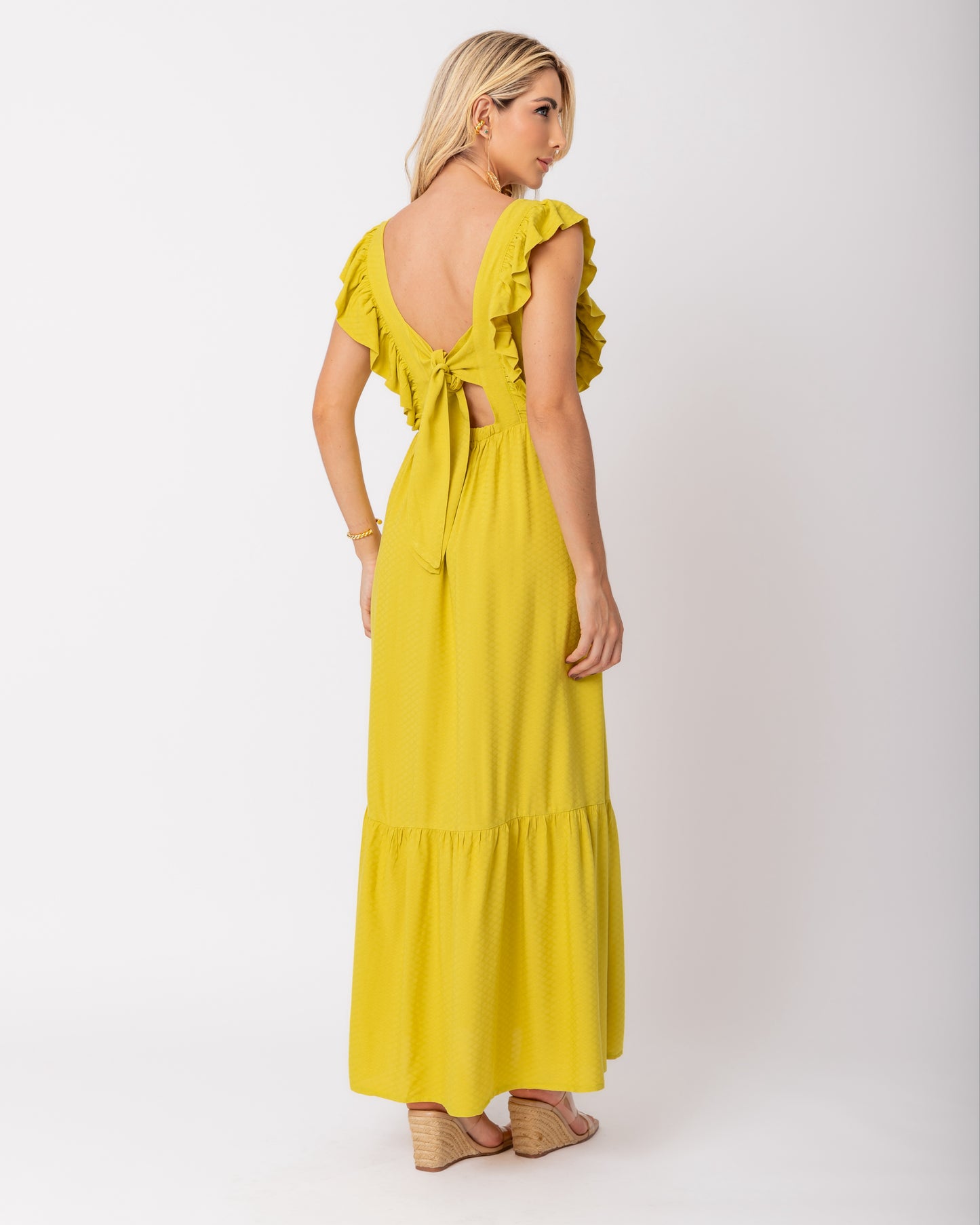 Vestido longo com babados na alça em viscose maquinetada