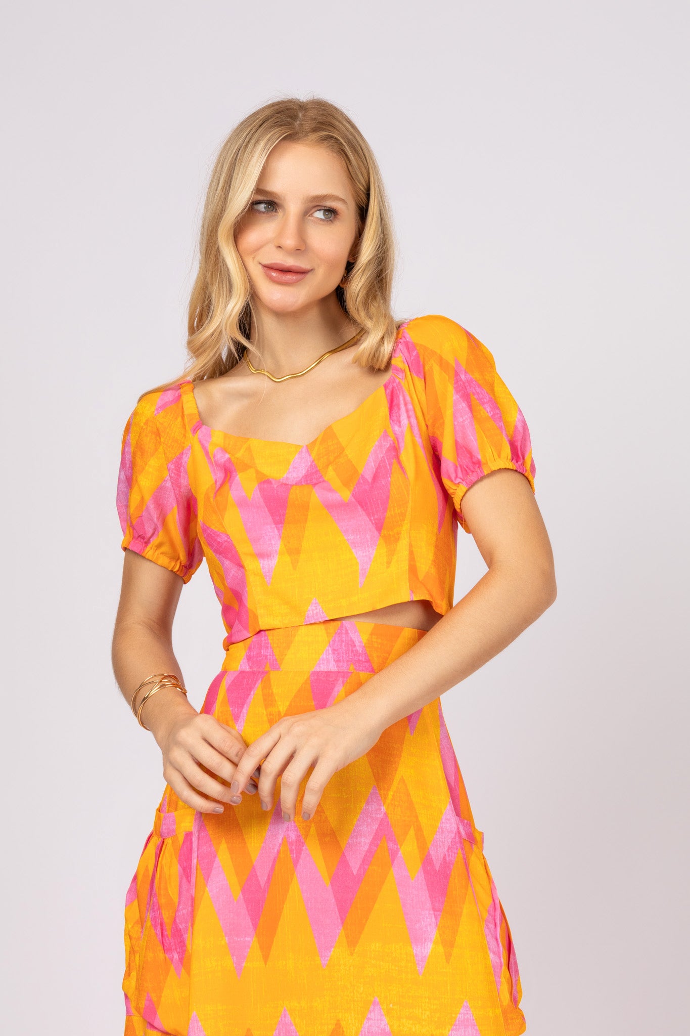 Conjunto de top com saia midi evasê