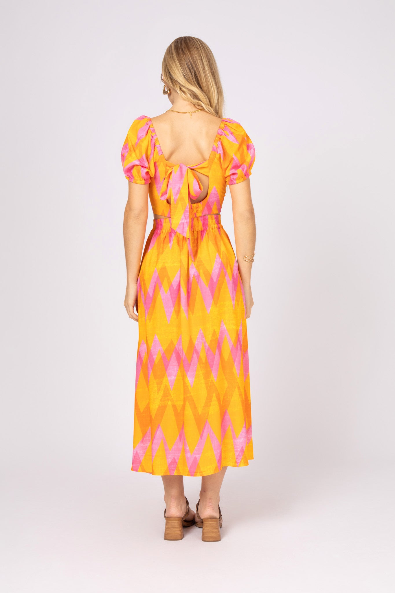 Conjunto de top com saia midi evasê