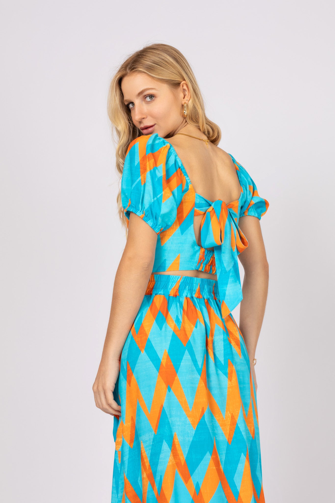 Conjunto de top com saia midi evasê