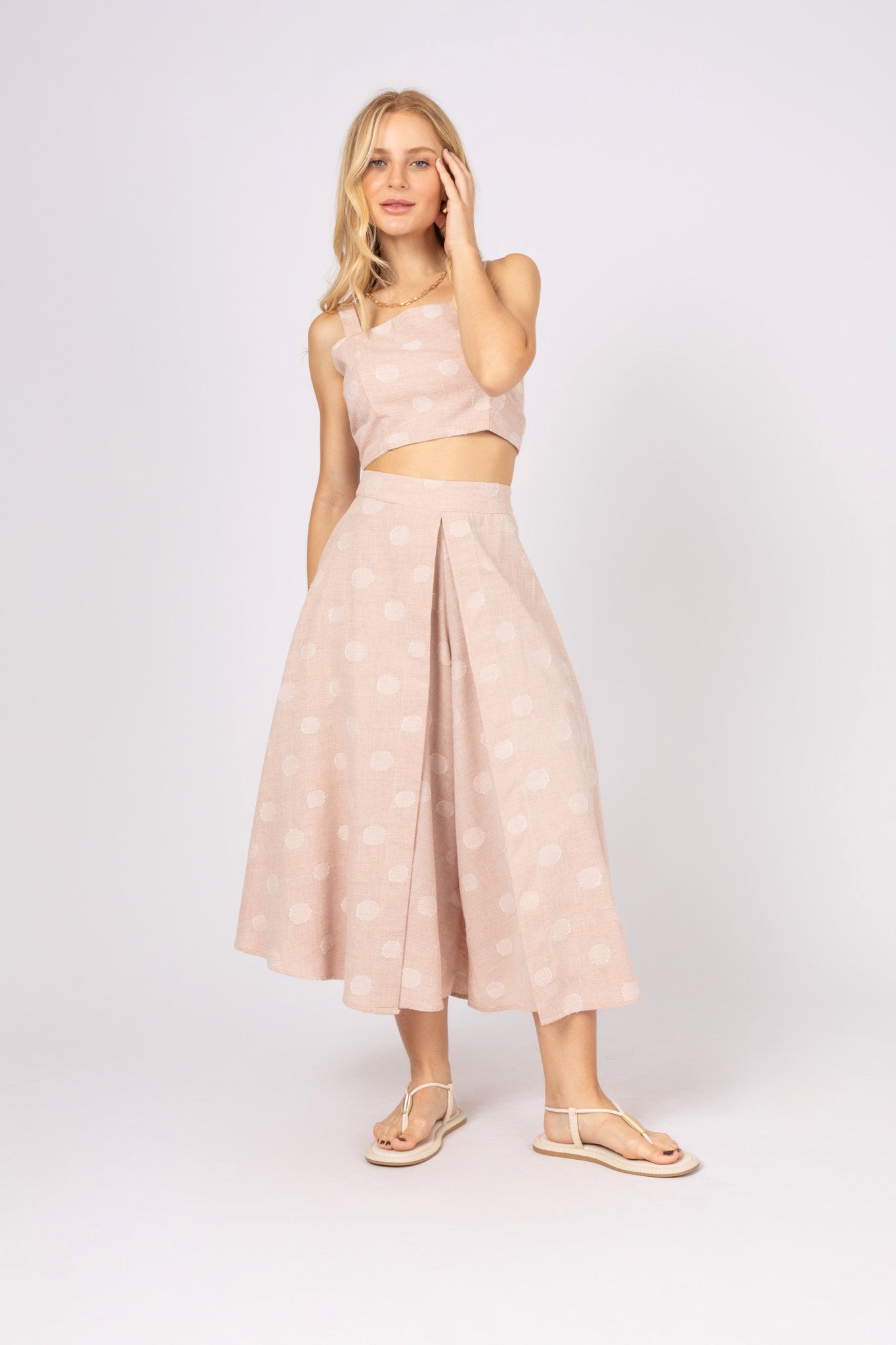 Conjunto cropped e calça pantalona com estampa poá