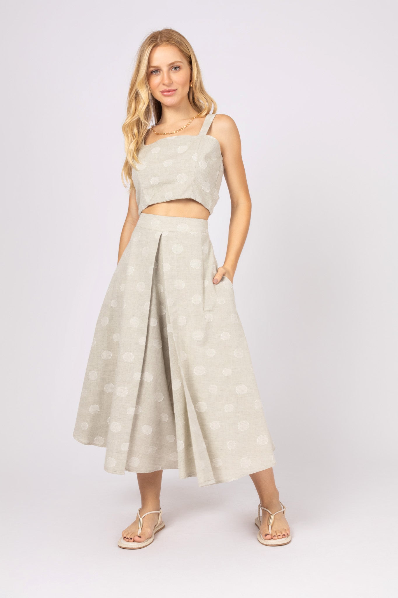 Conjunto cropped e calça pantalona com estampa poá