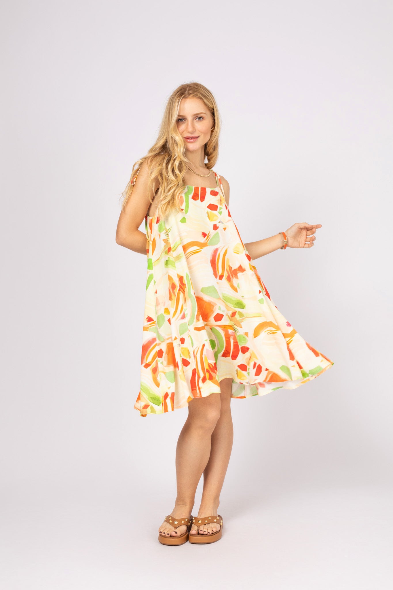 Vestido curto de alças reguláveis