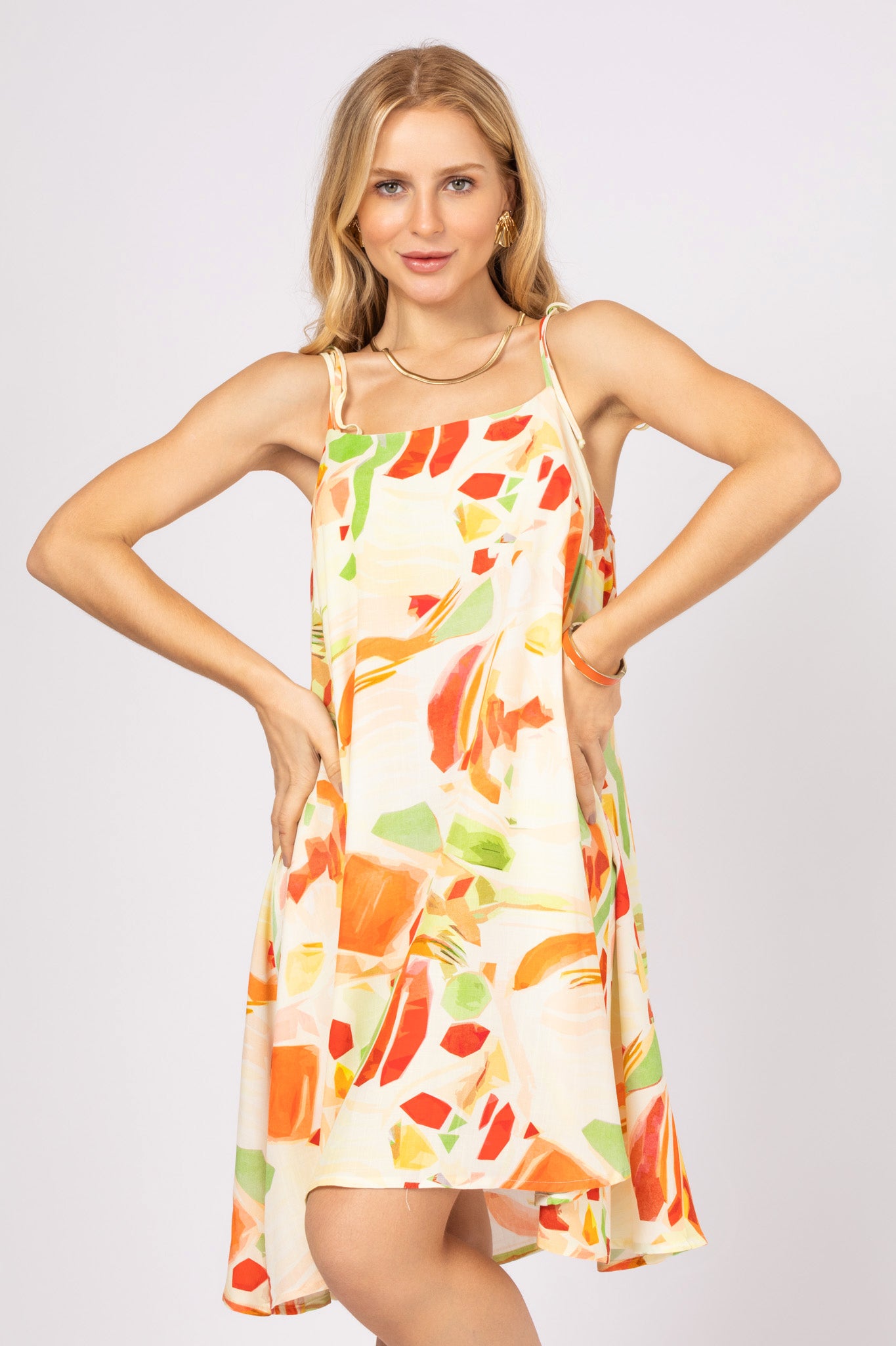 Vestido curto de alças reguláveis