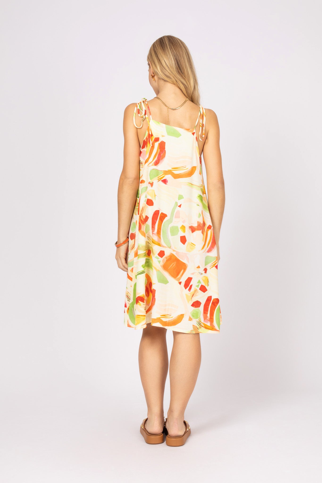 Vestido curto de alças reguláveis