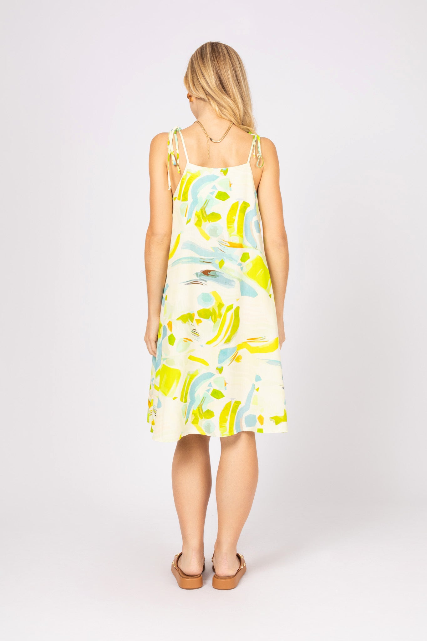 Vestido curto de alças reguláveis