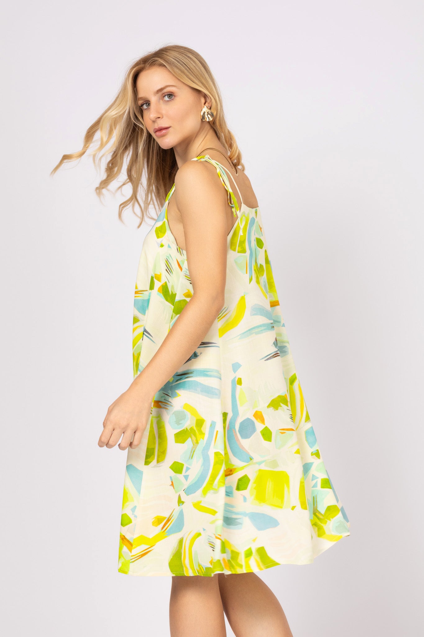 Vestido curto de alças reguláveis