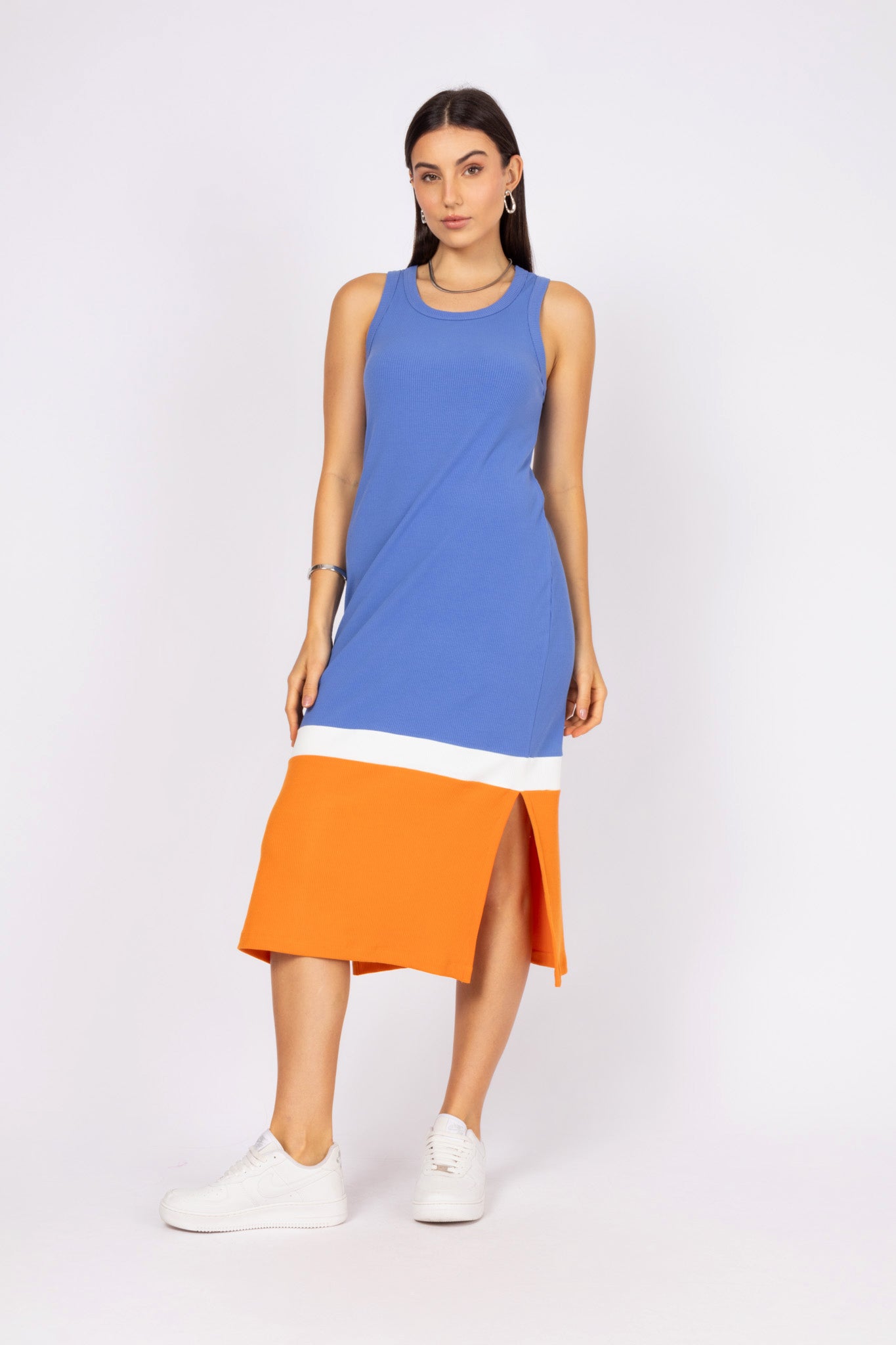 Vestido midi tricolor com fenda lateral
