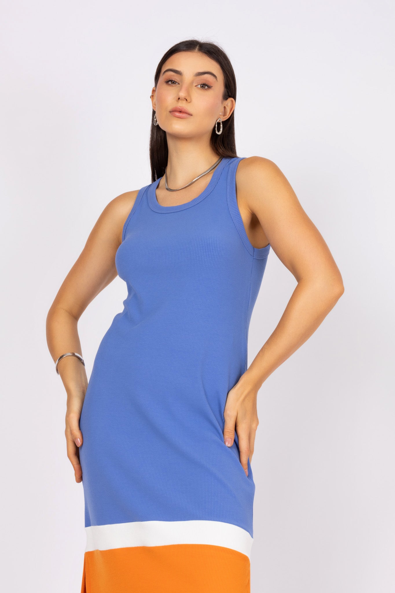 Vestido midi tricolor com fenda lateral