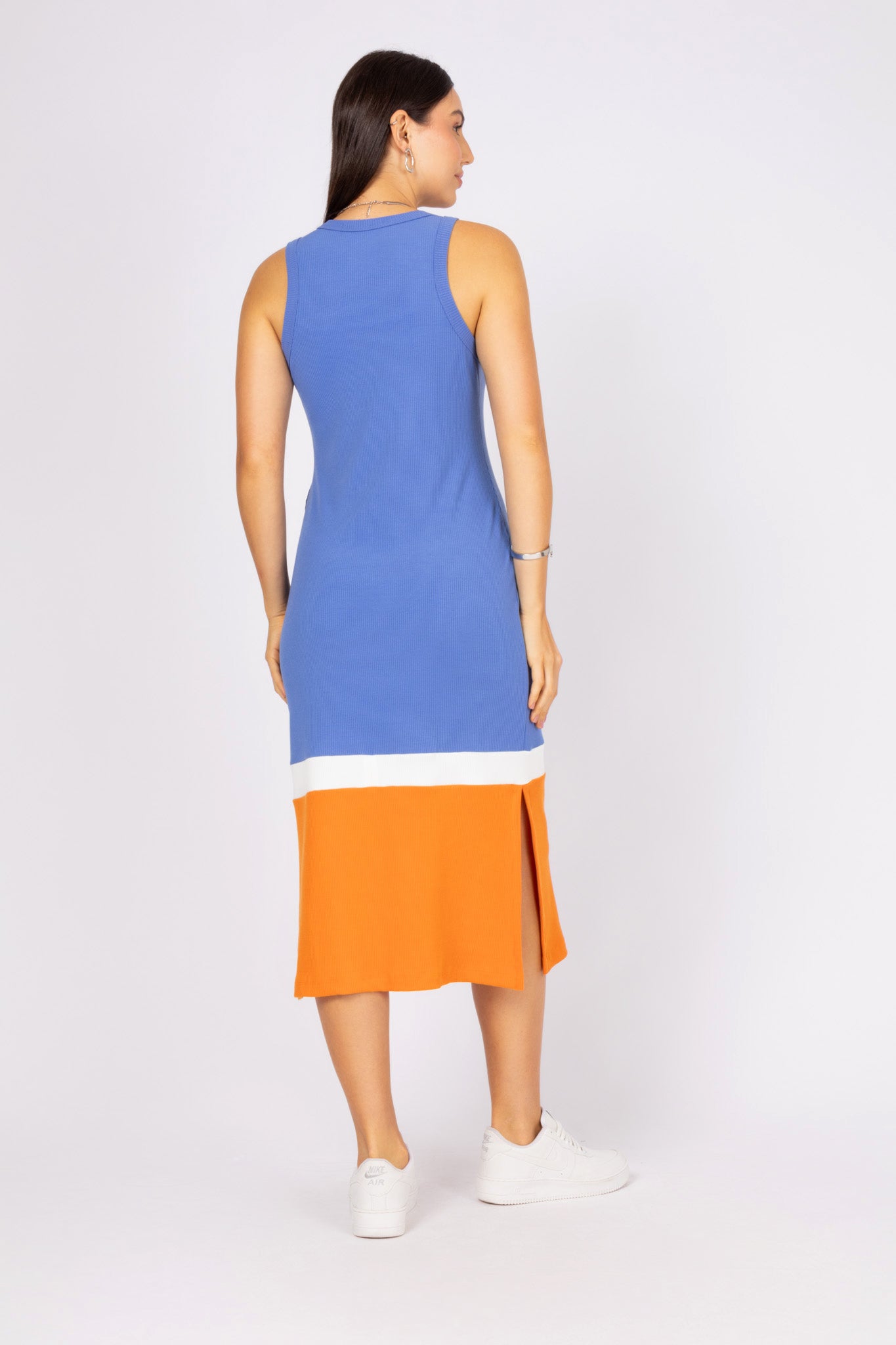 Vestido midi tricolor com fenda lateral