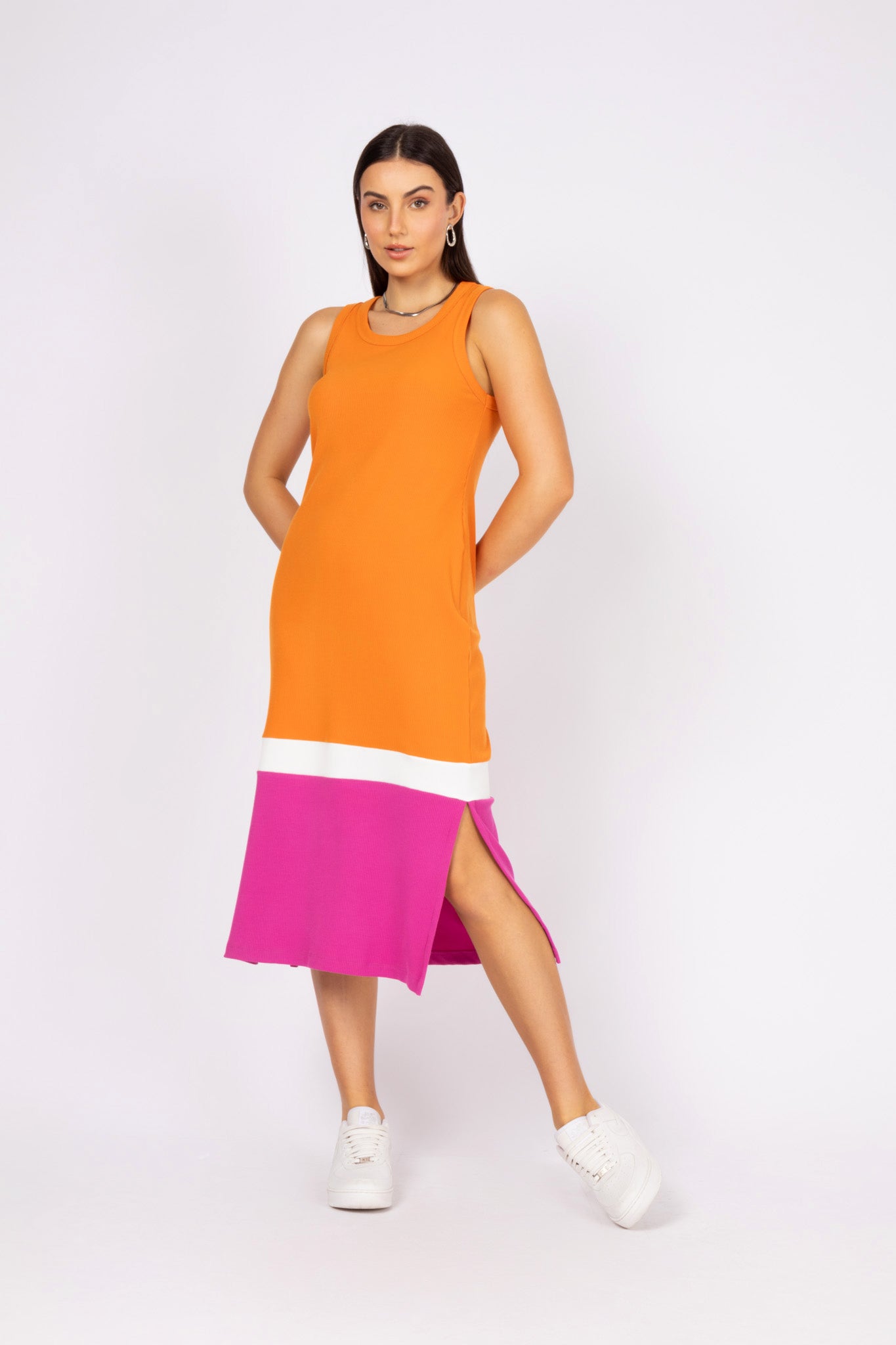 Vestido midi tricolor com fenda lateral