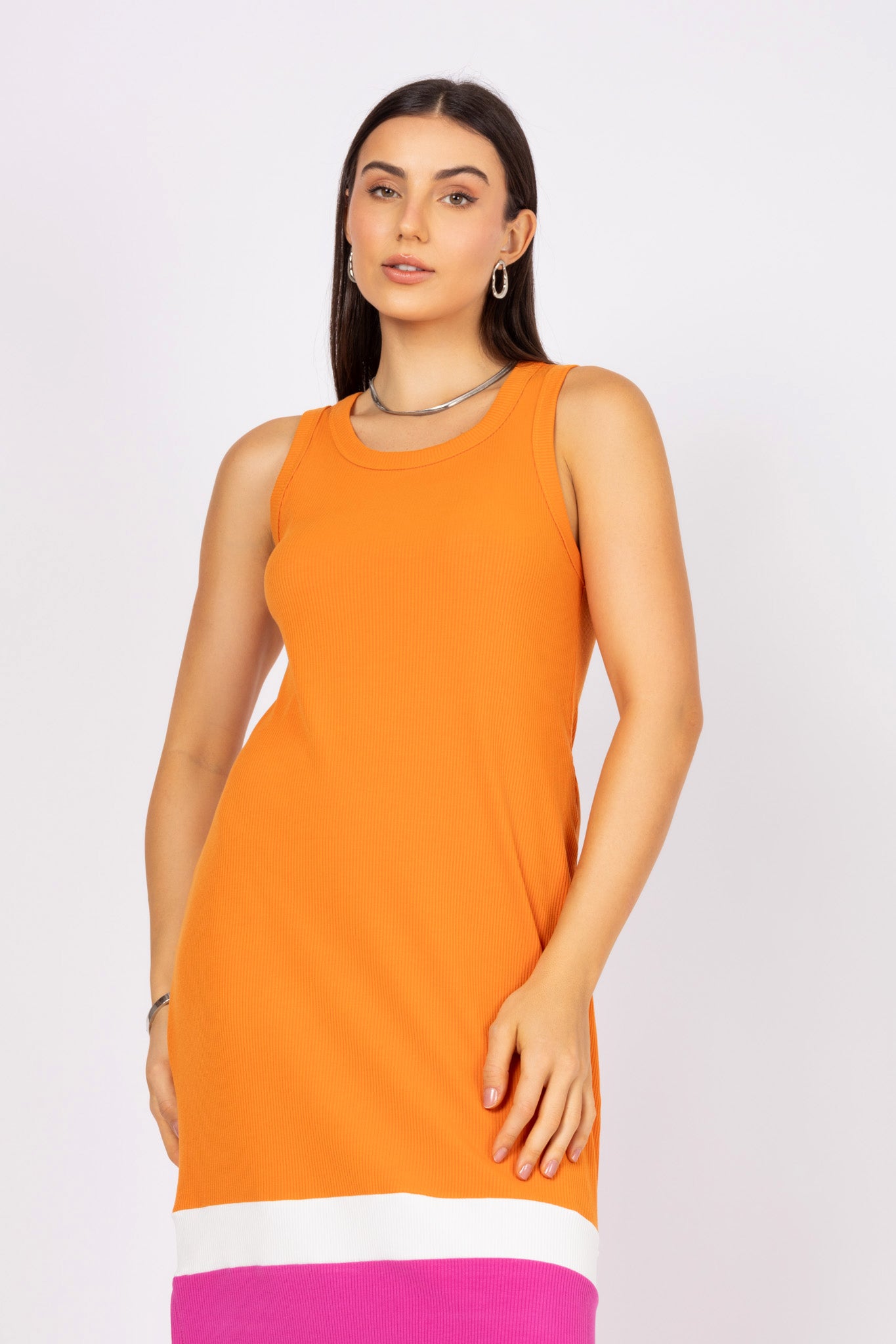 Vestido midi tricolor com fenda lateral