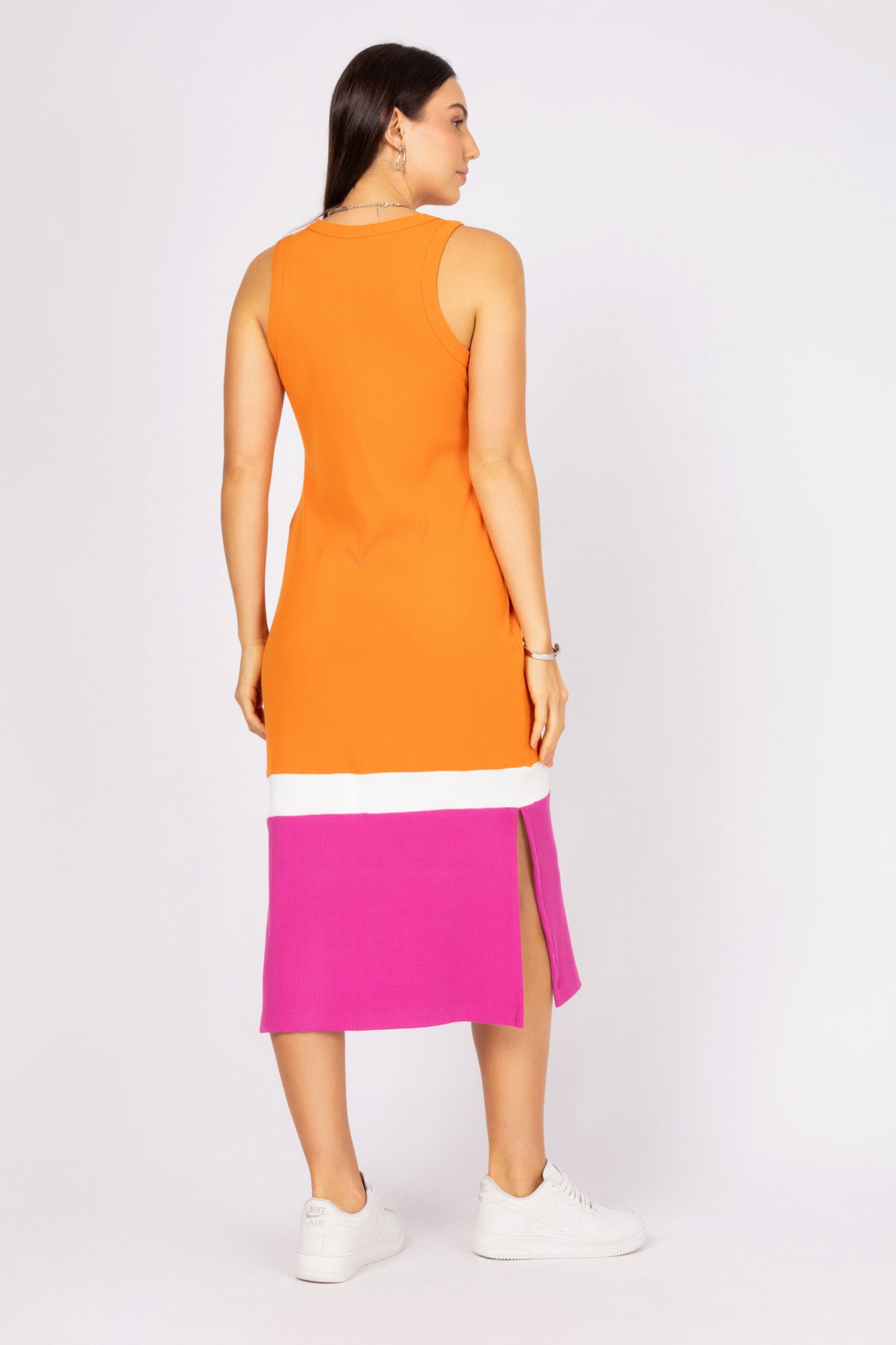 Vestido midi tricolor com fenda lateral