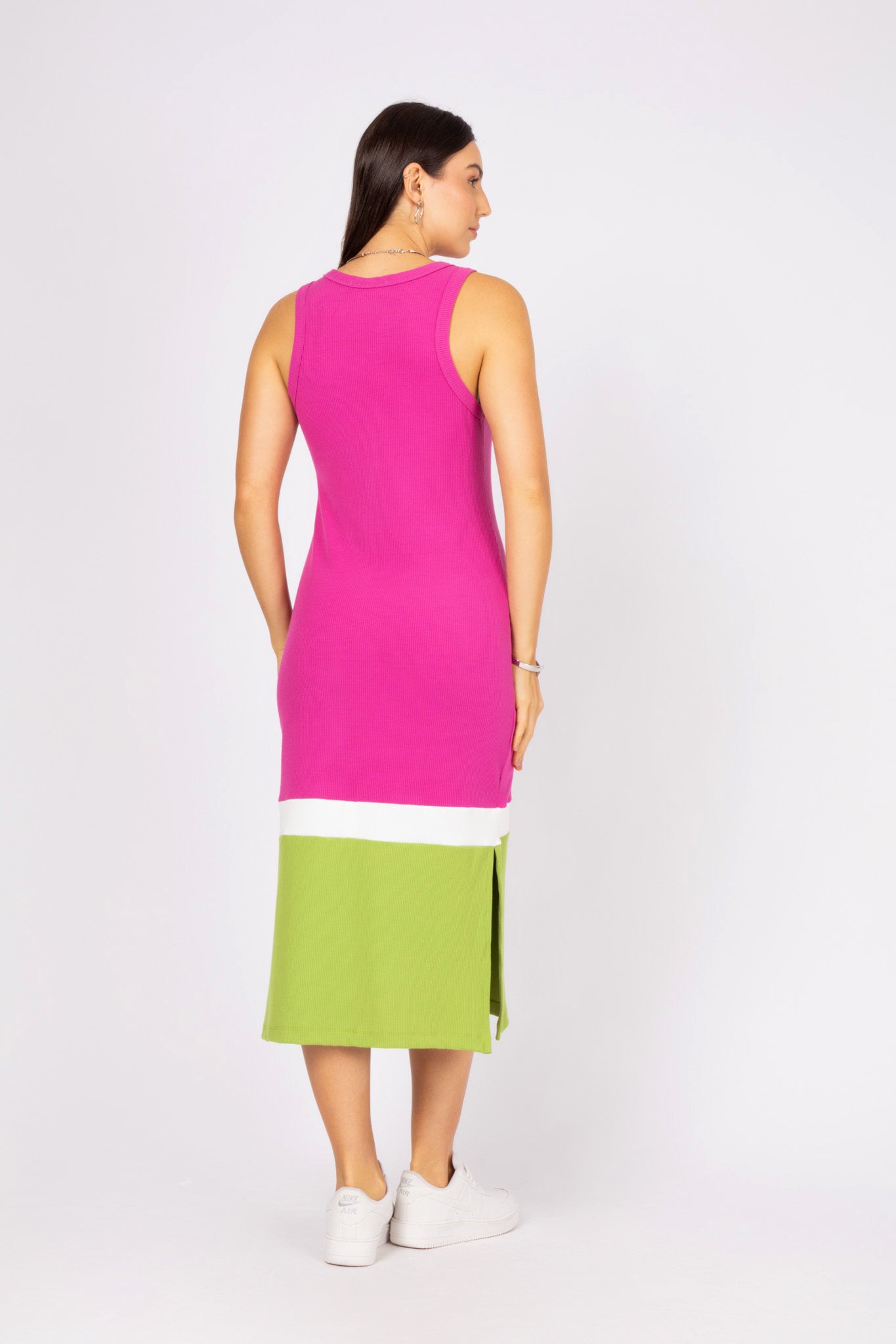 Vestido midi tricolor com fenda lateral
