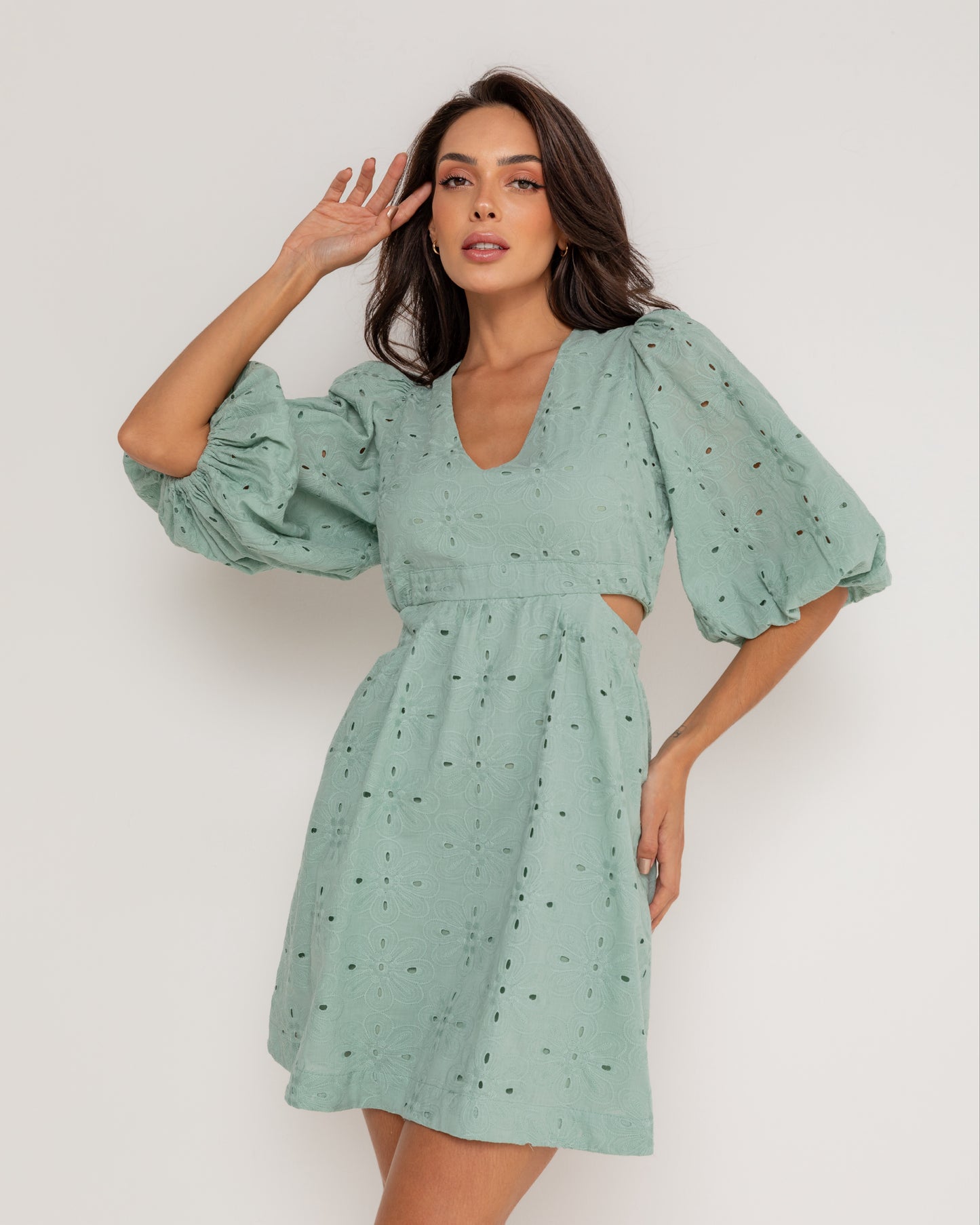 Vestido com recortes na cintura e manga bufante em laise