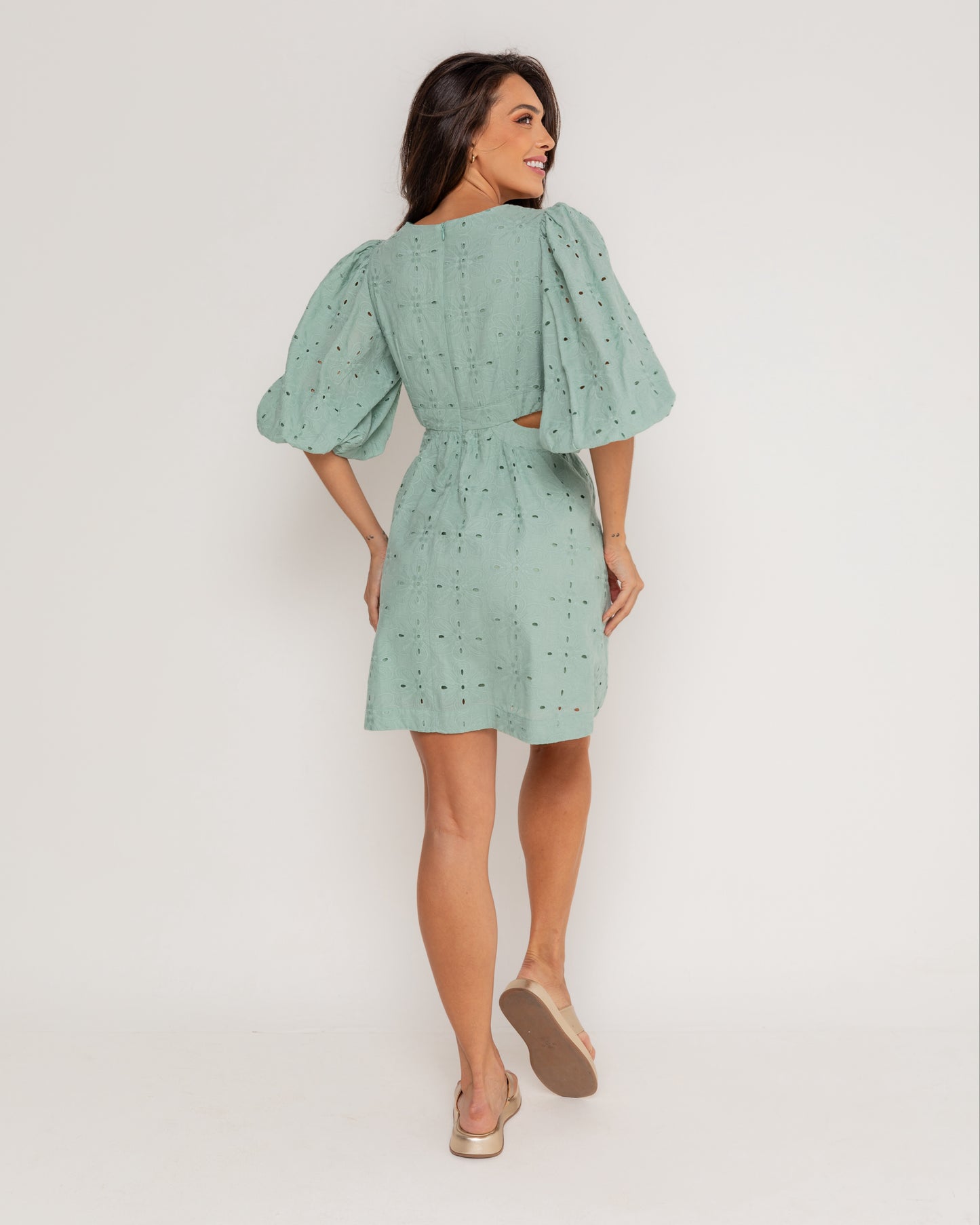 Vestido com recortes na cintura e manga bufante em laise
