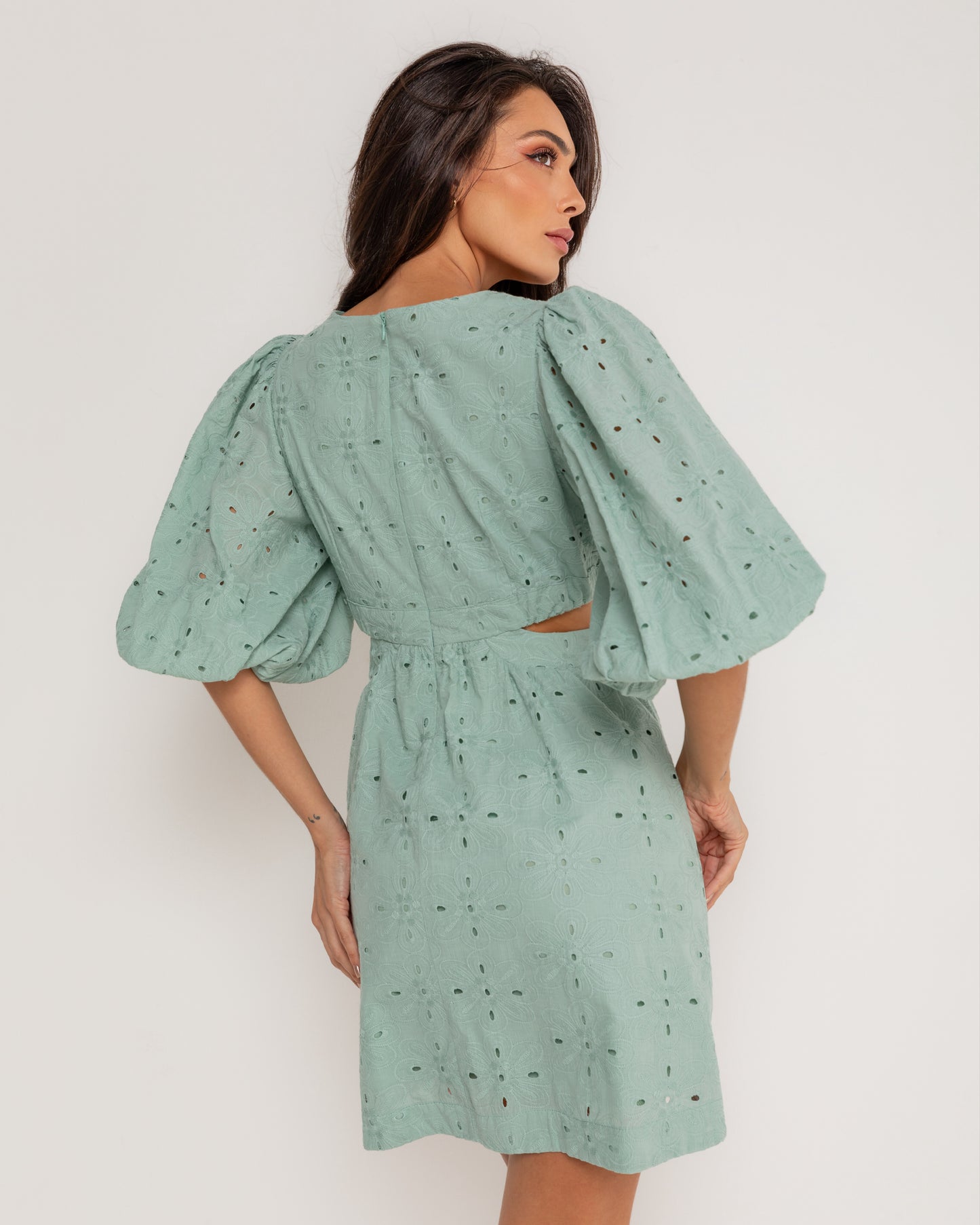 Vestido com recortes na cintura e manga bufante em laise