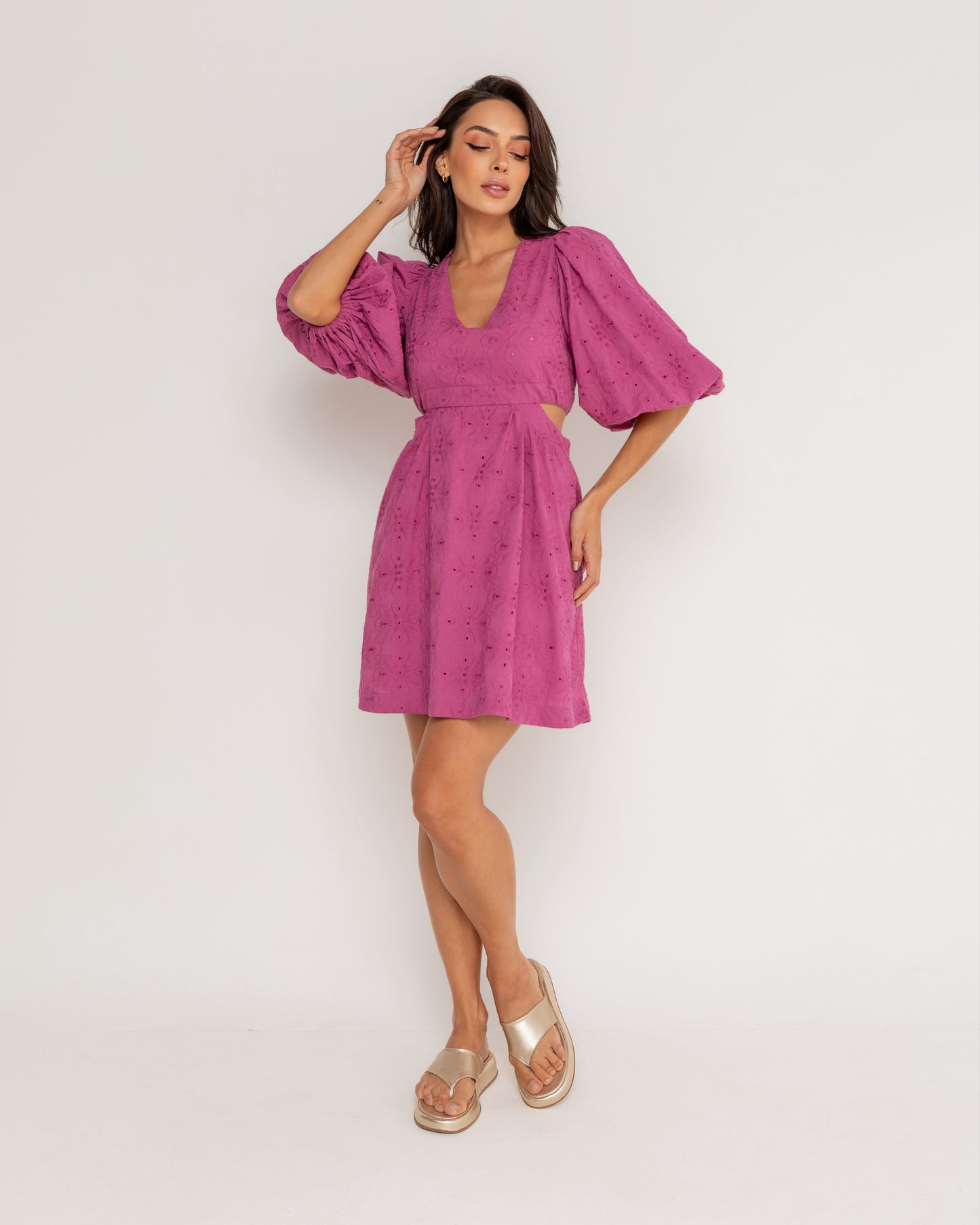 Vestido com recortes na cintura e manga bufante em laise