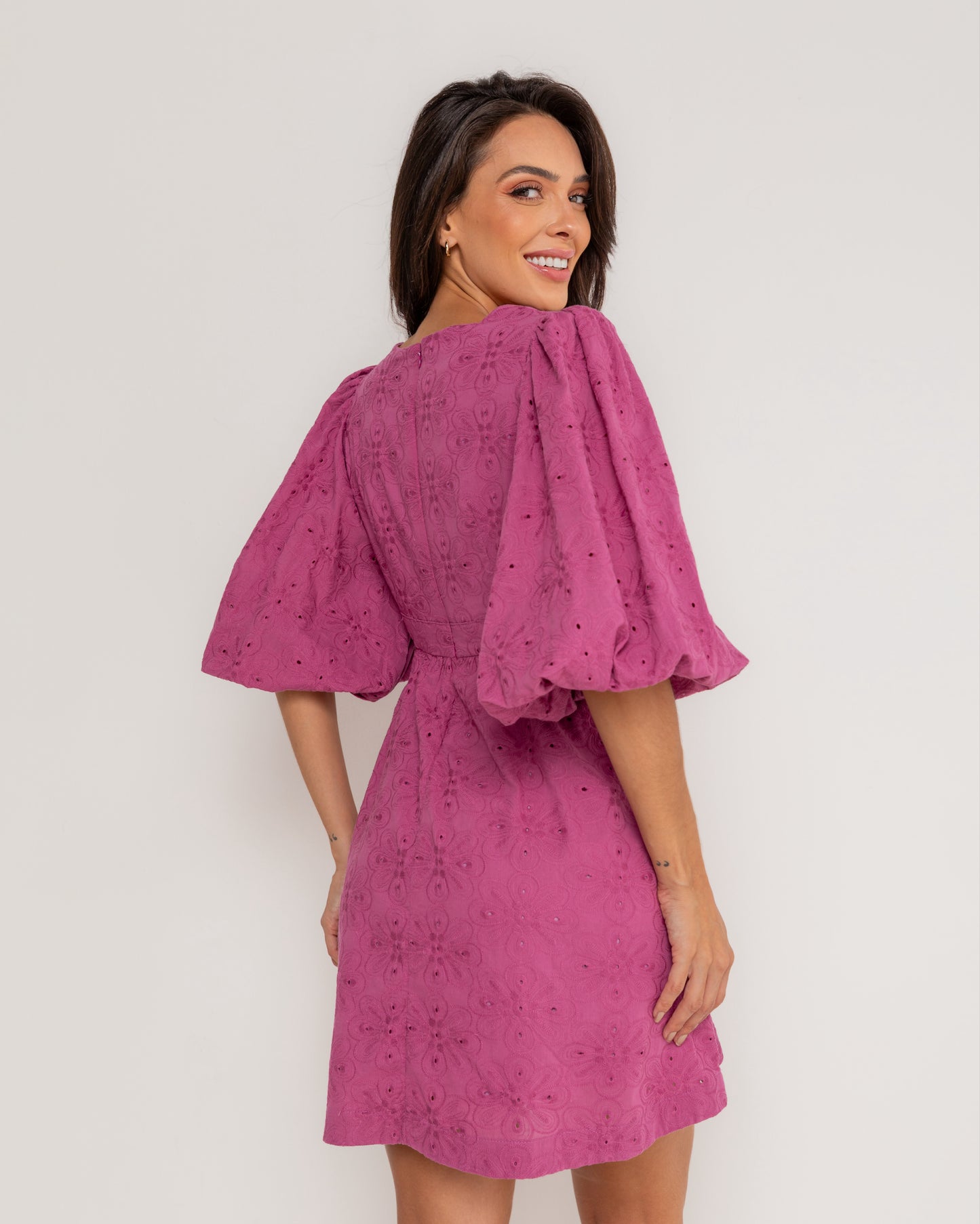 Vestido com recortes na cintura e manga bufante em laise