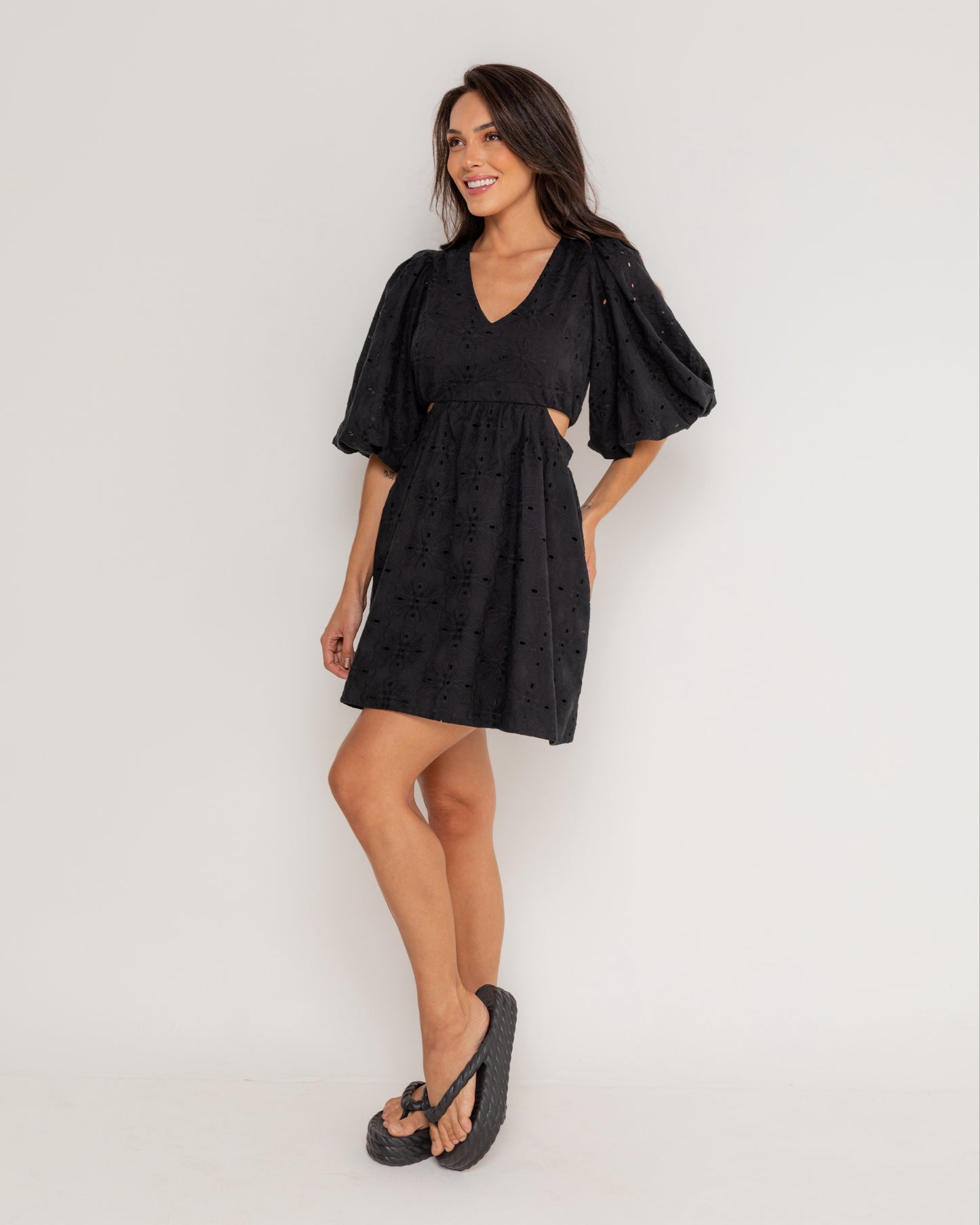 Vestido com recortes na cintura e manga bufante em laise