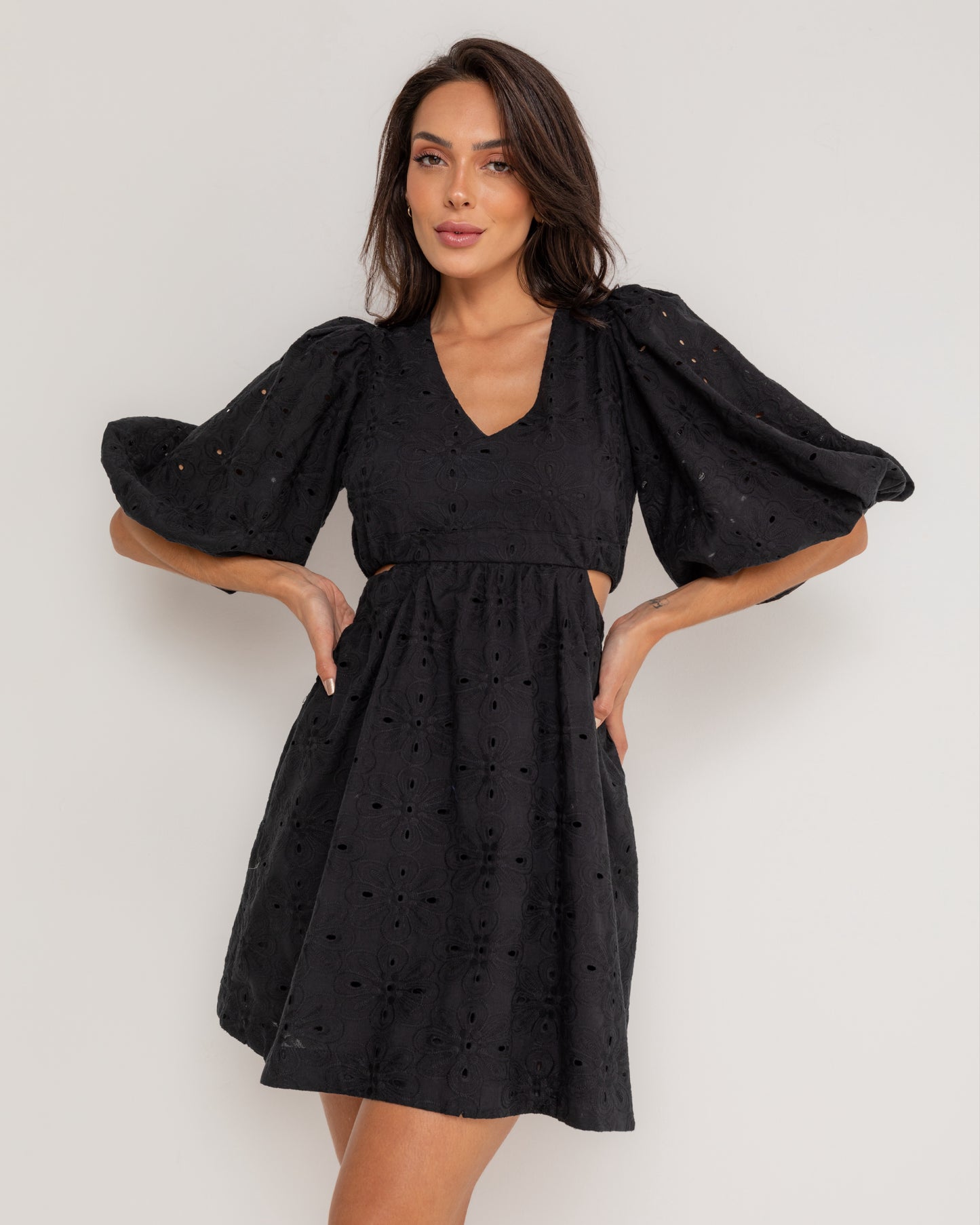 Vestido com recortes na cintura e manga bufante em laise