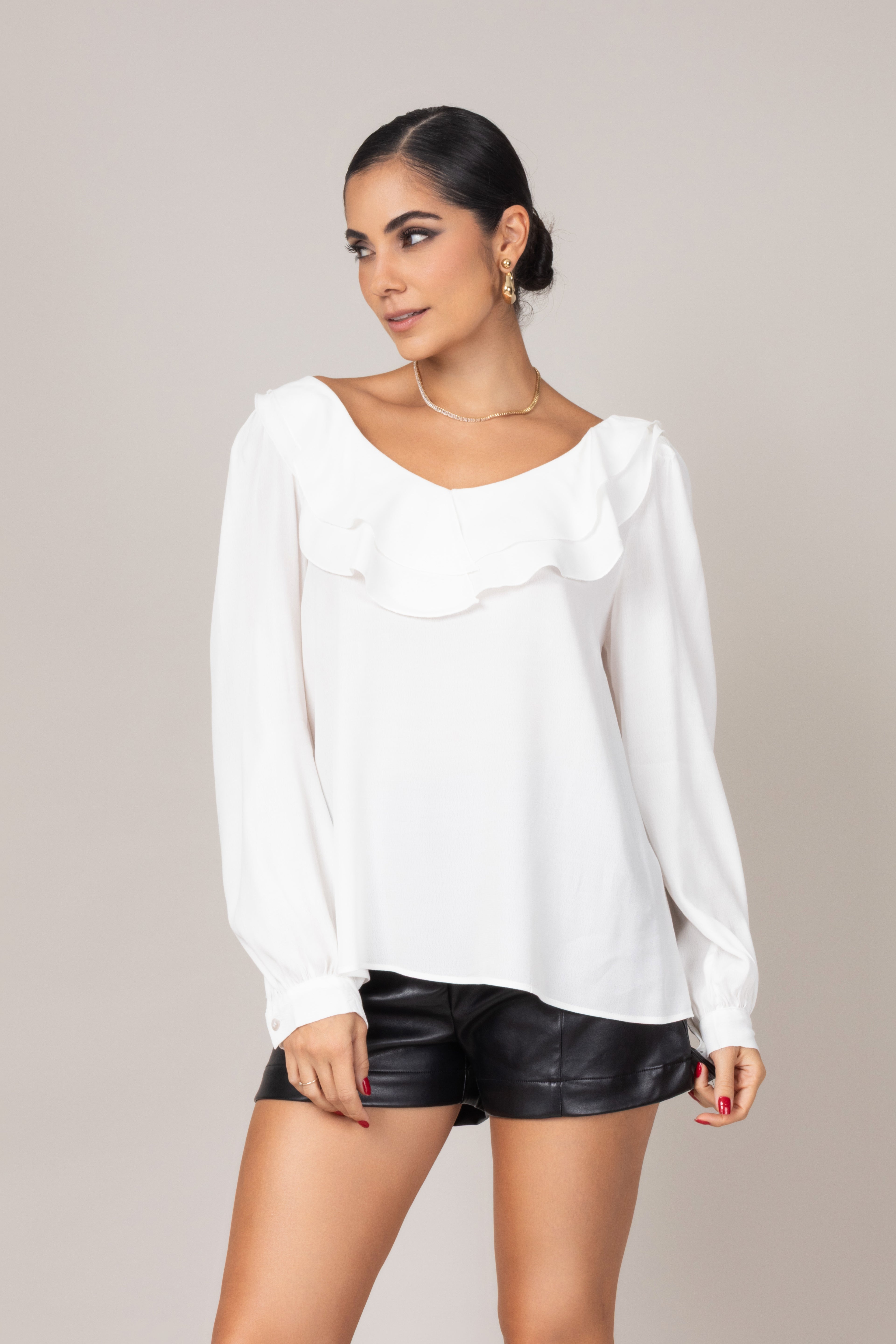 Bata de manga longa com babados