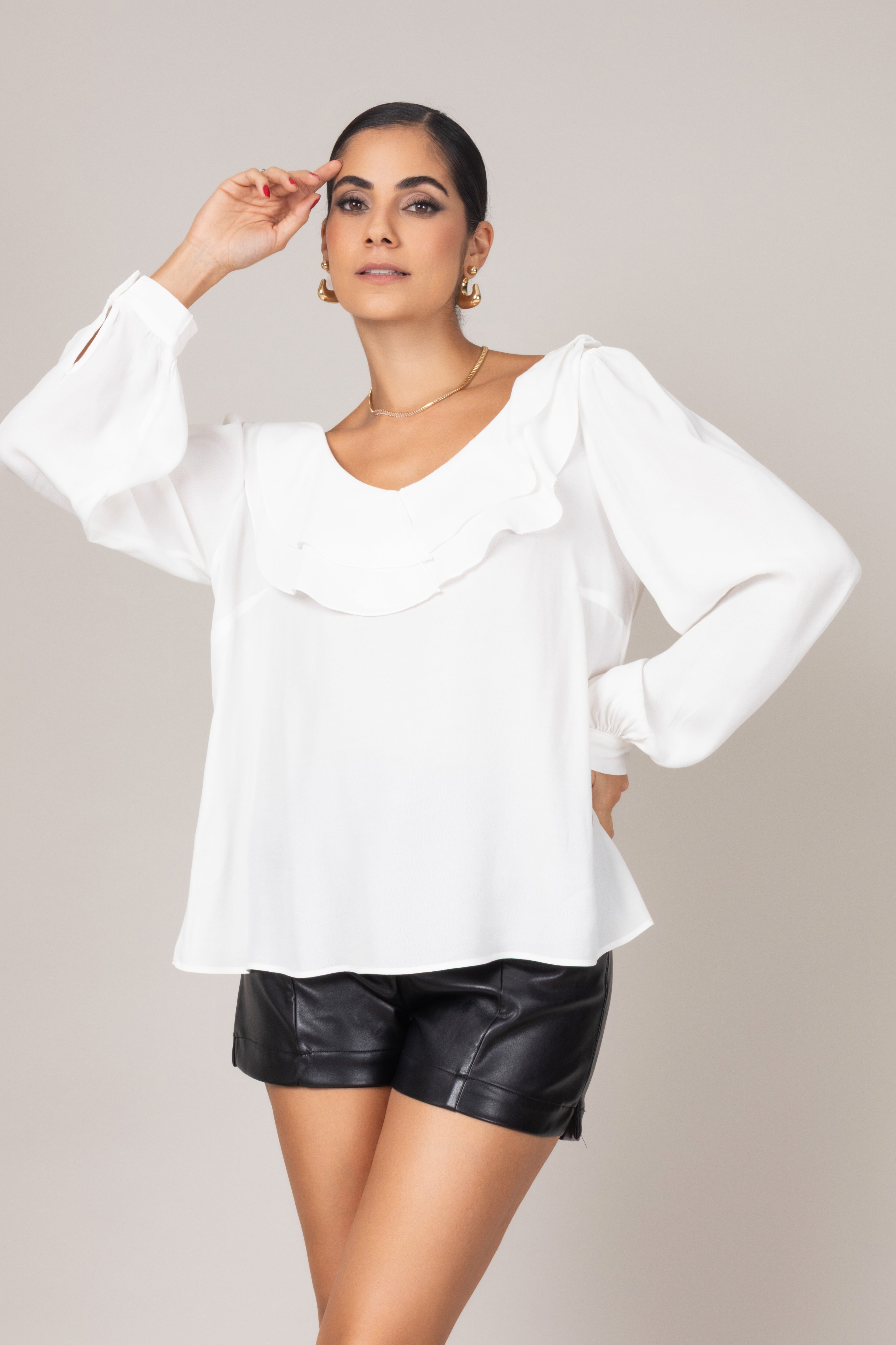 Bata de manga longa com babados