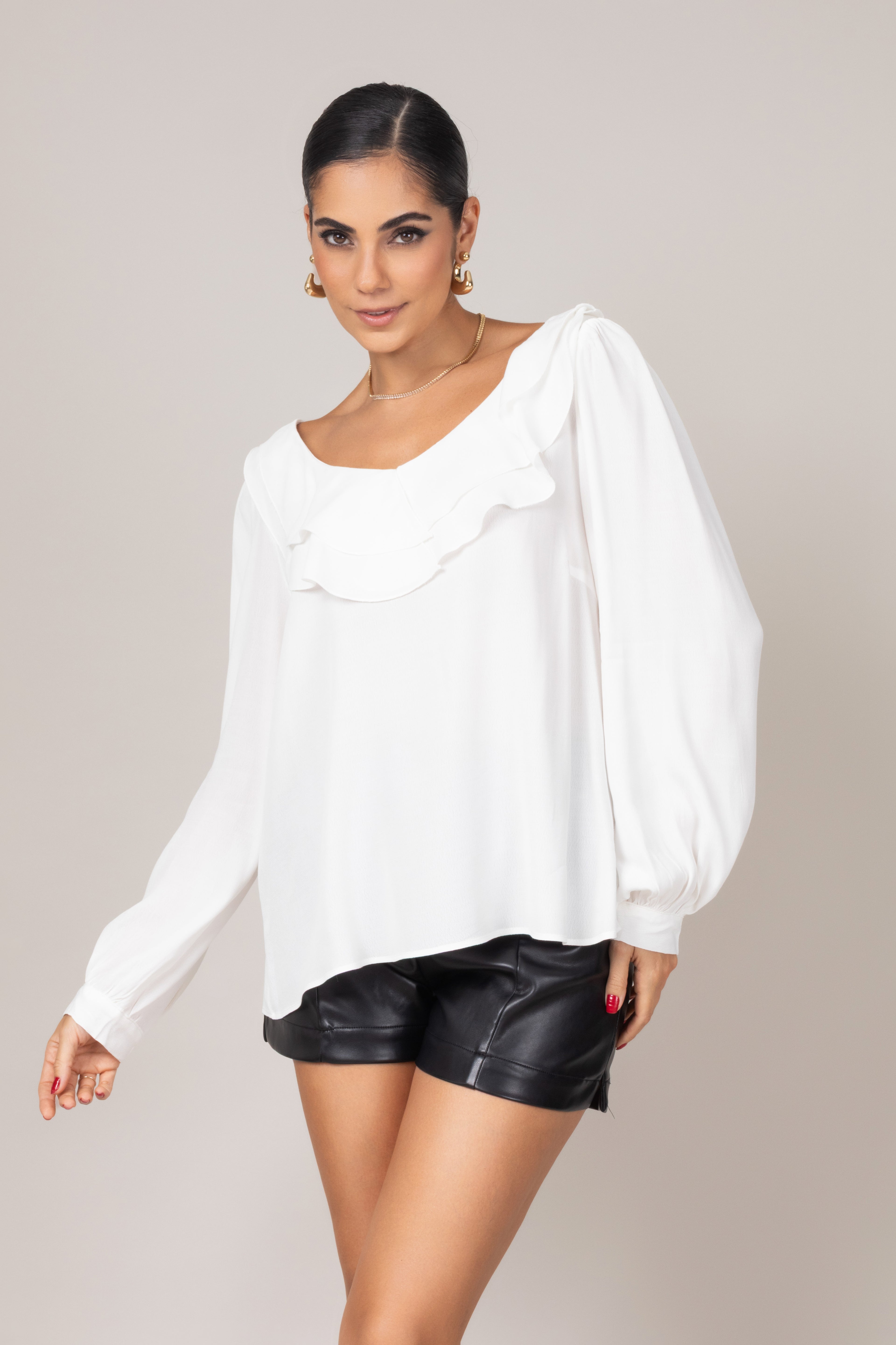 Bata de manga longa com babados