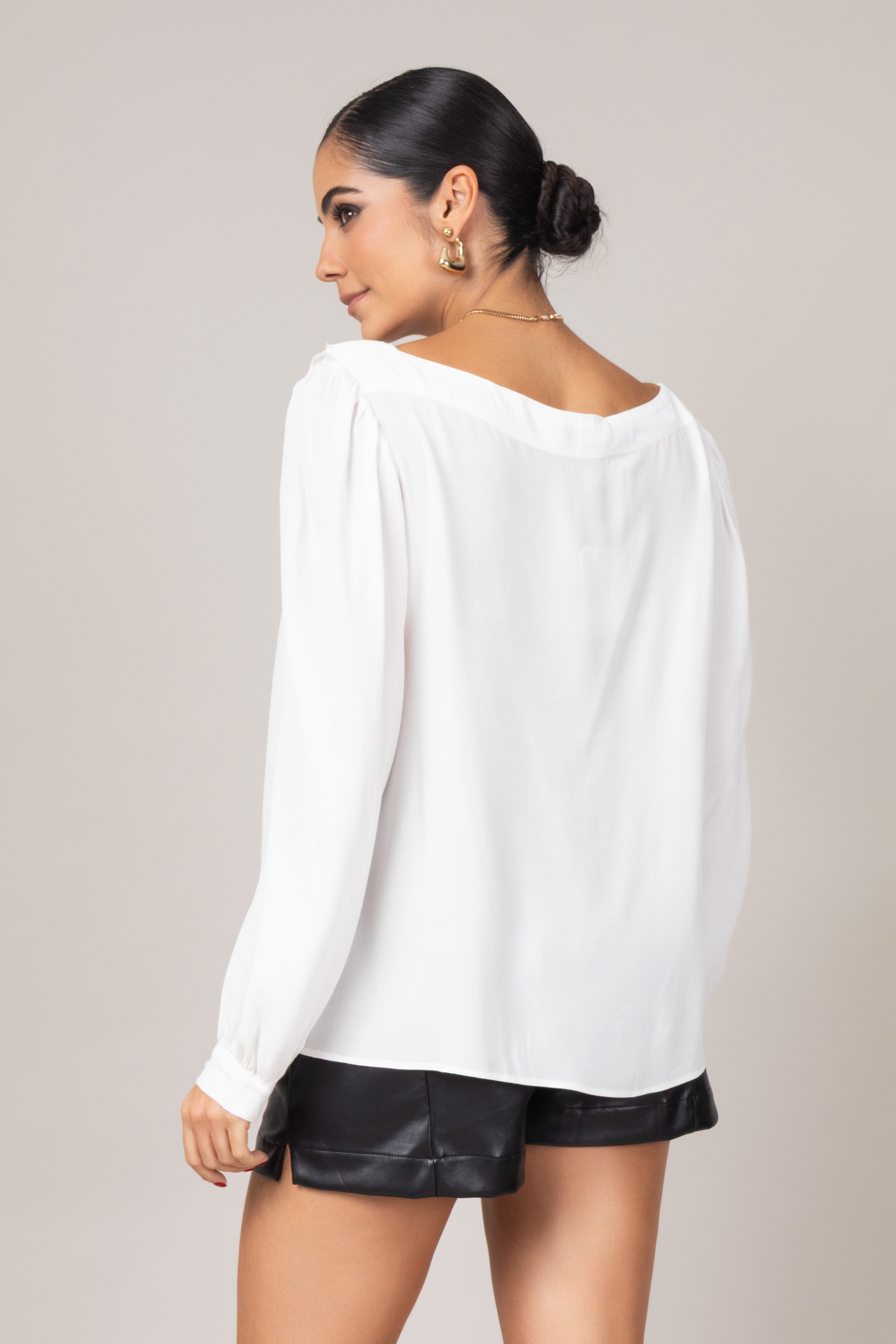 Bata de manga longa com babados