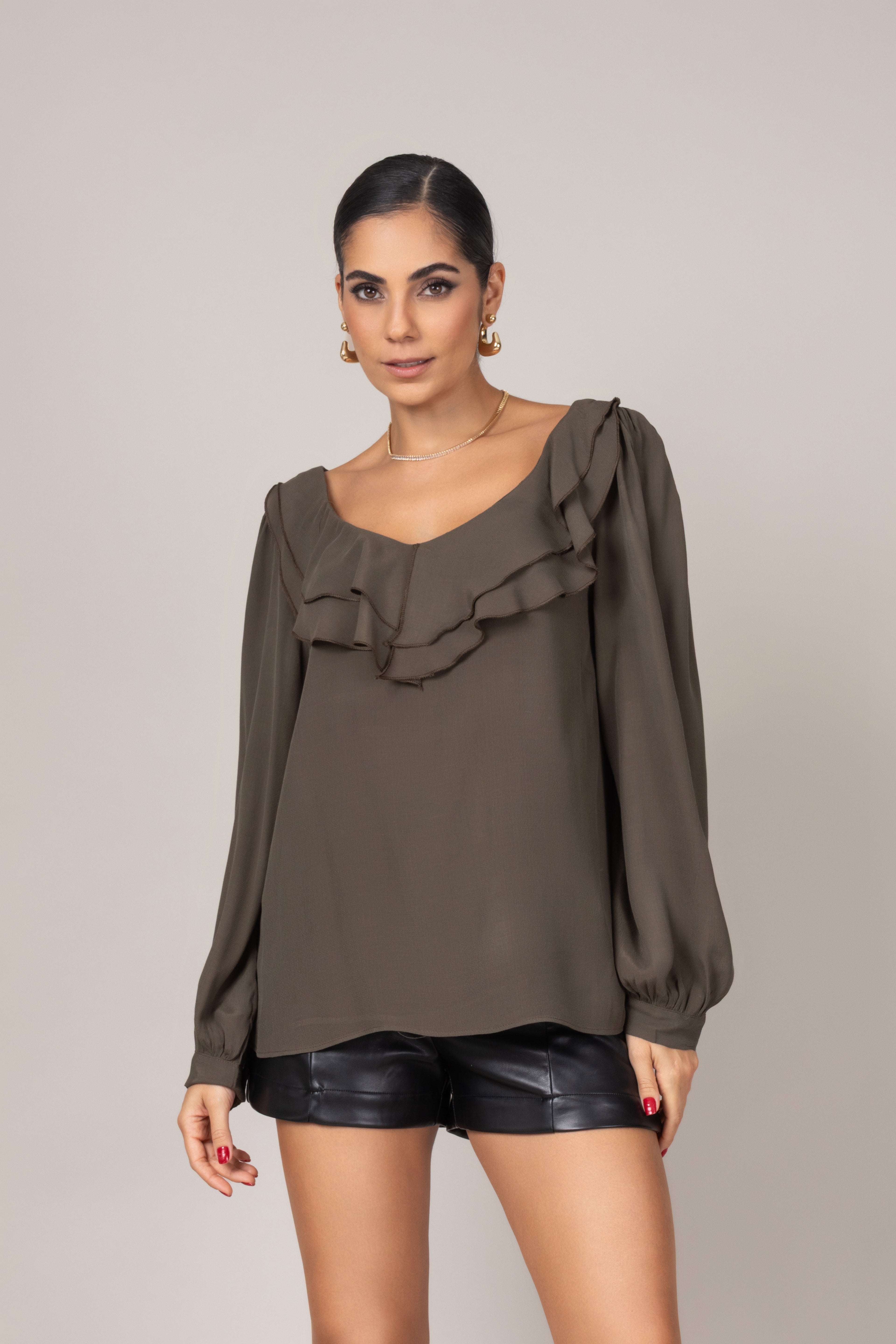 Bata de manga longa com babados