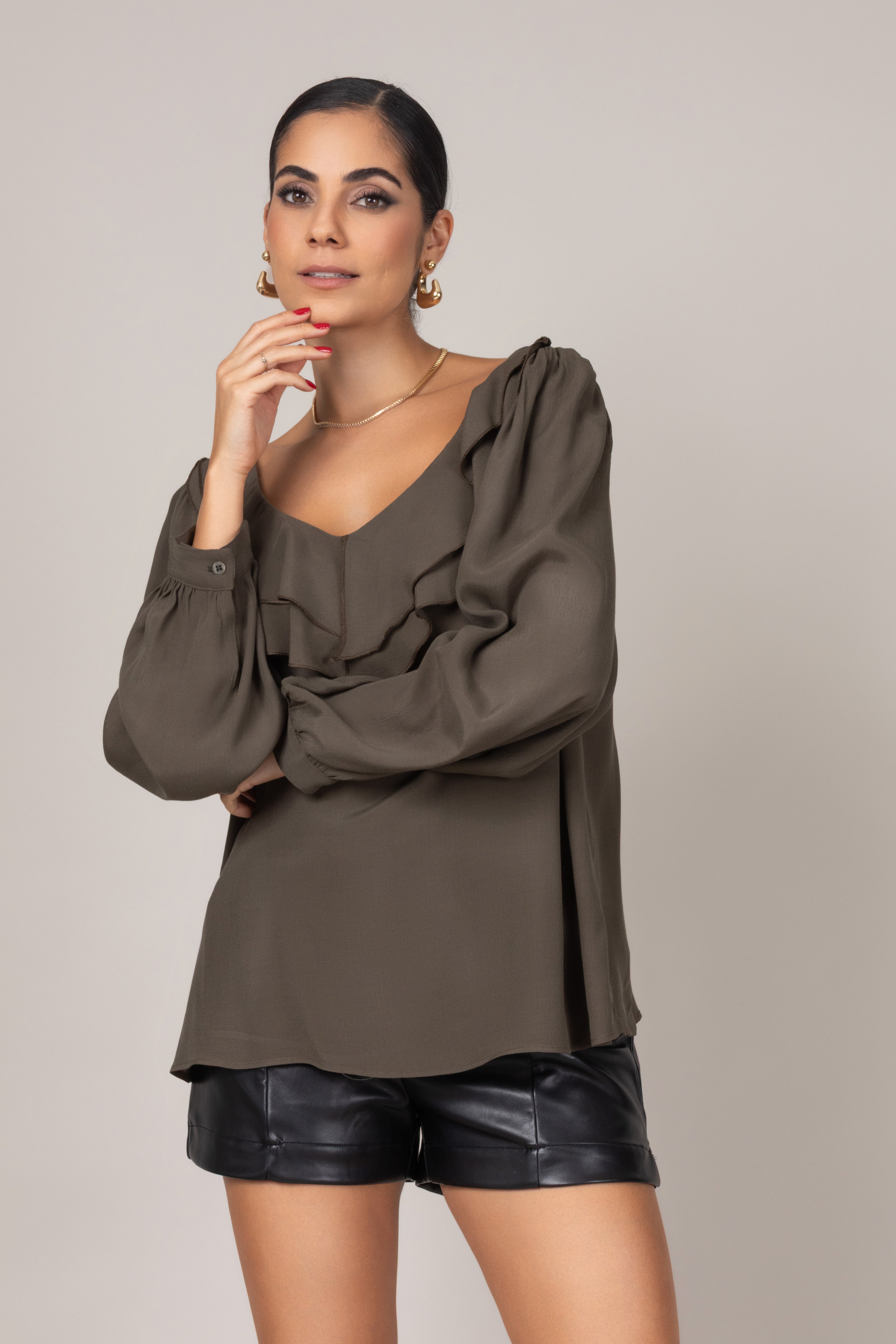 Bata de manga longa com babados