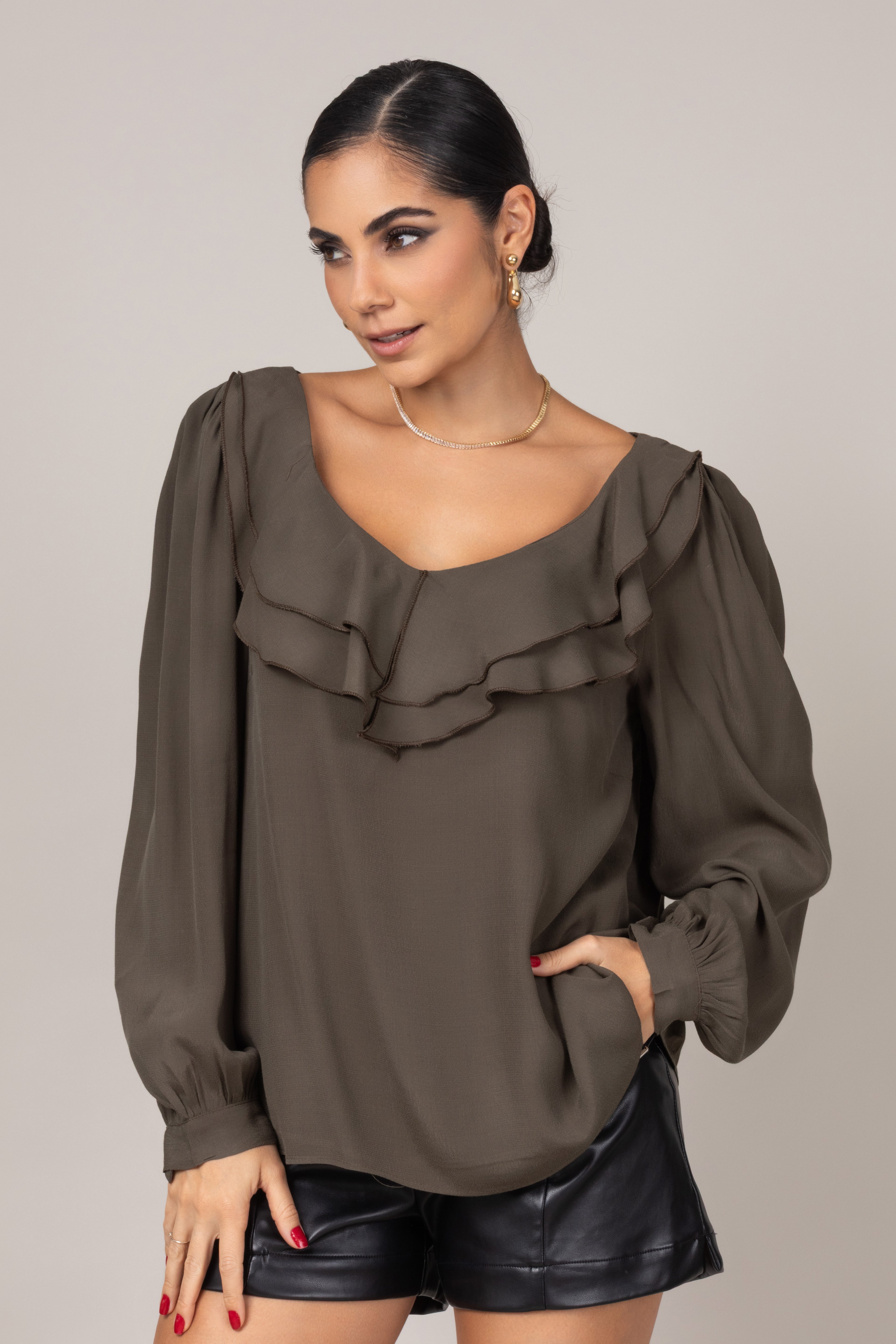 Bata de manga longa com babados