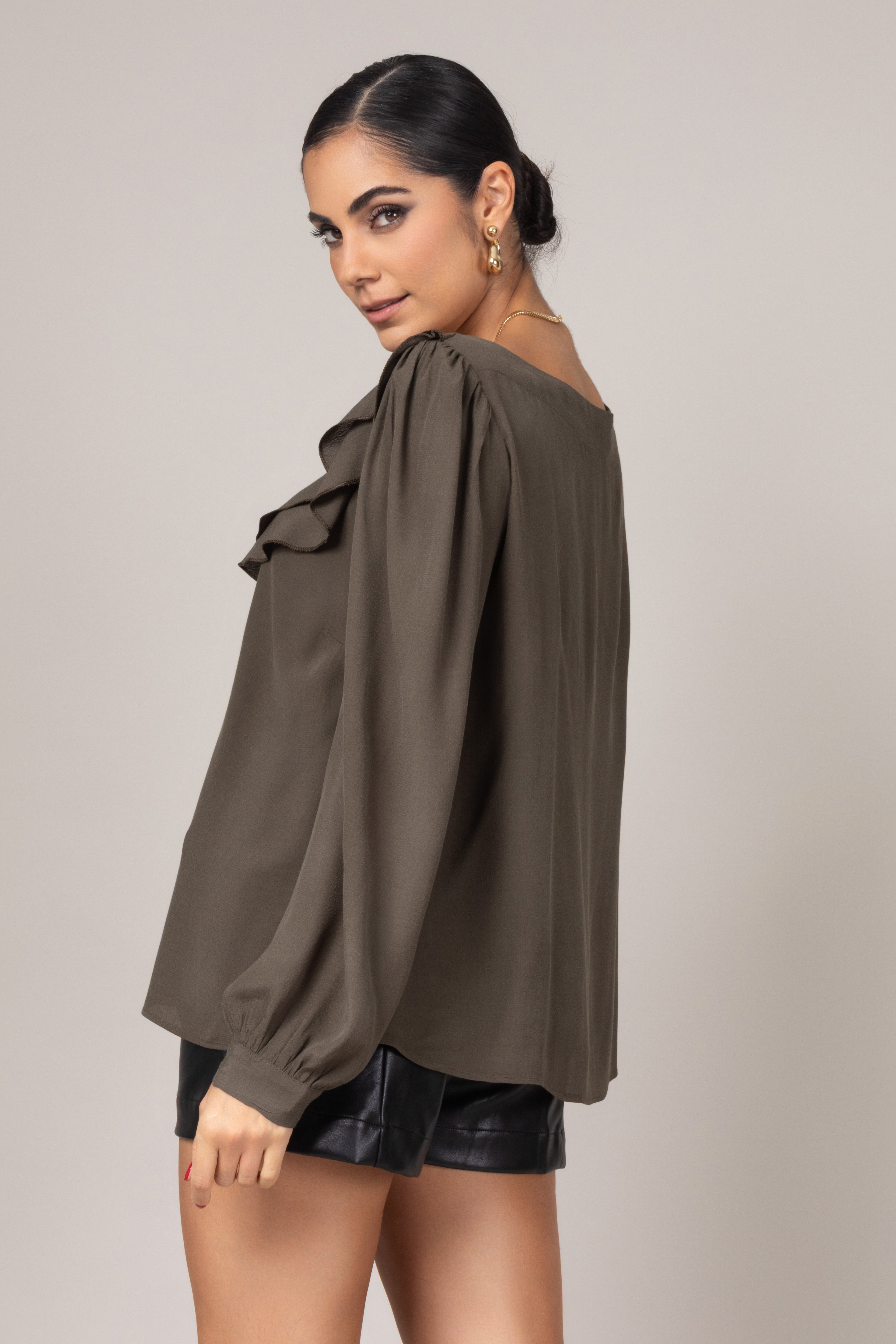 Bata de manga longa com babados