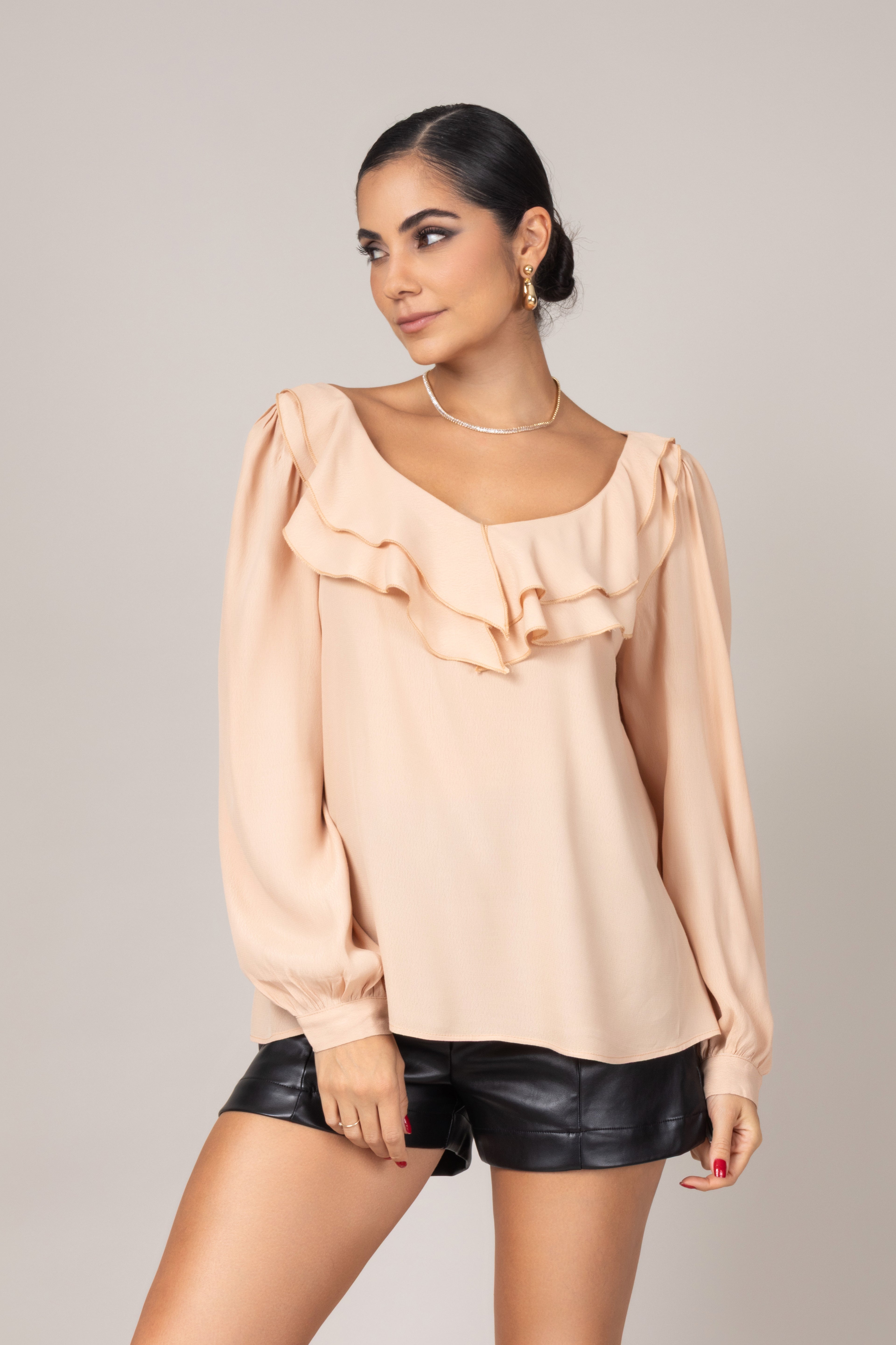 Bata de manga longa com babados