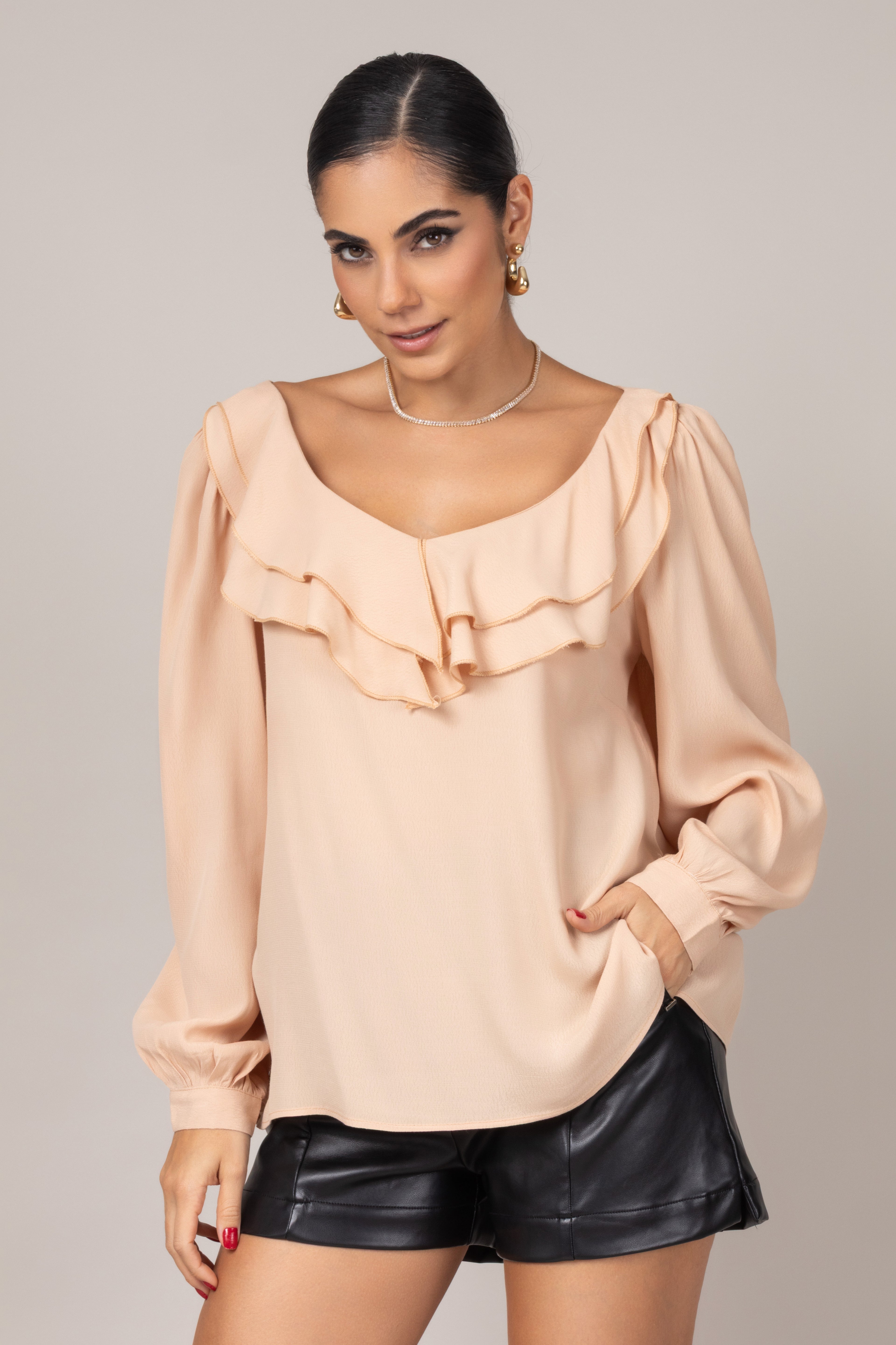 Bata de manga longa com babados