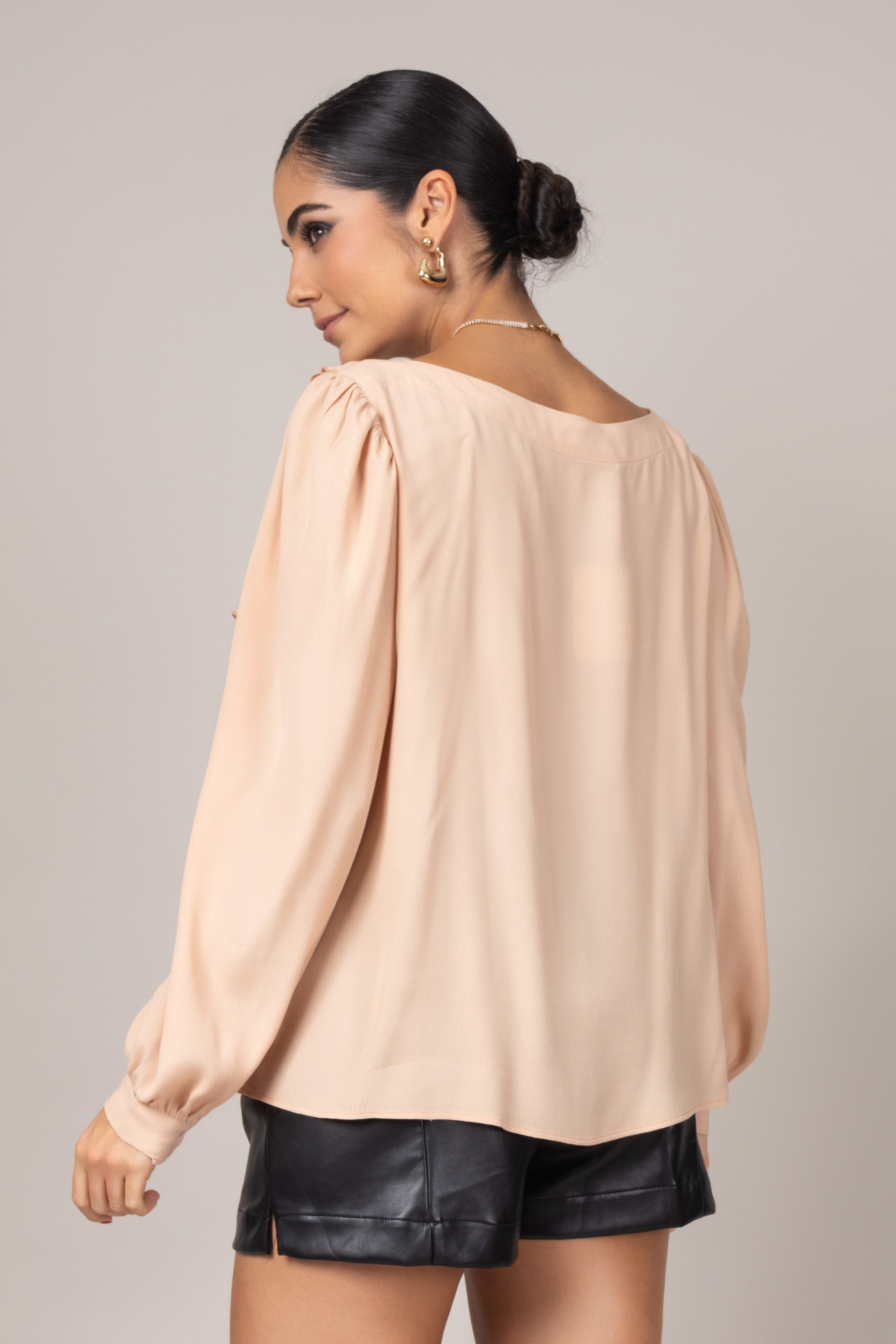 Bata de manga longa com babados