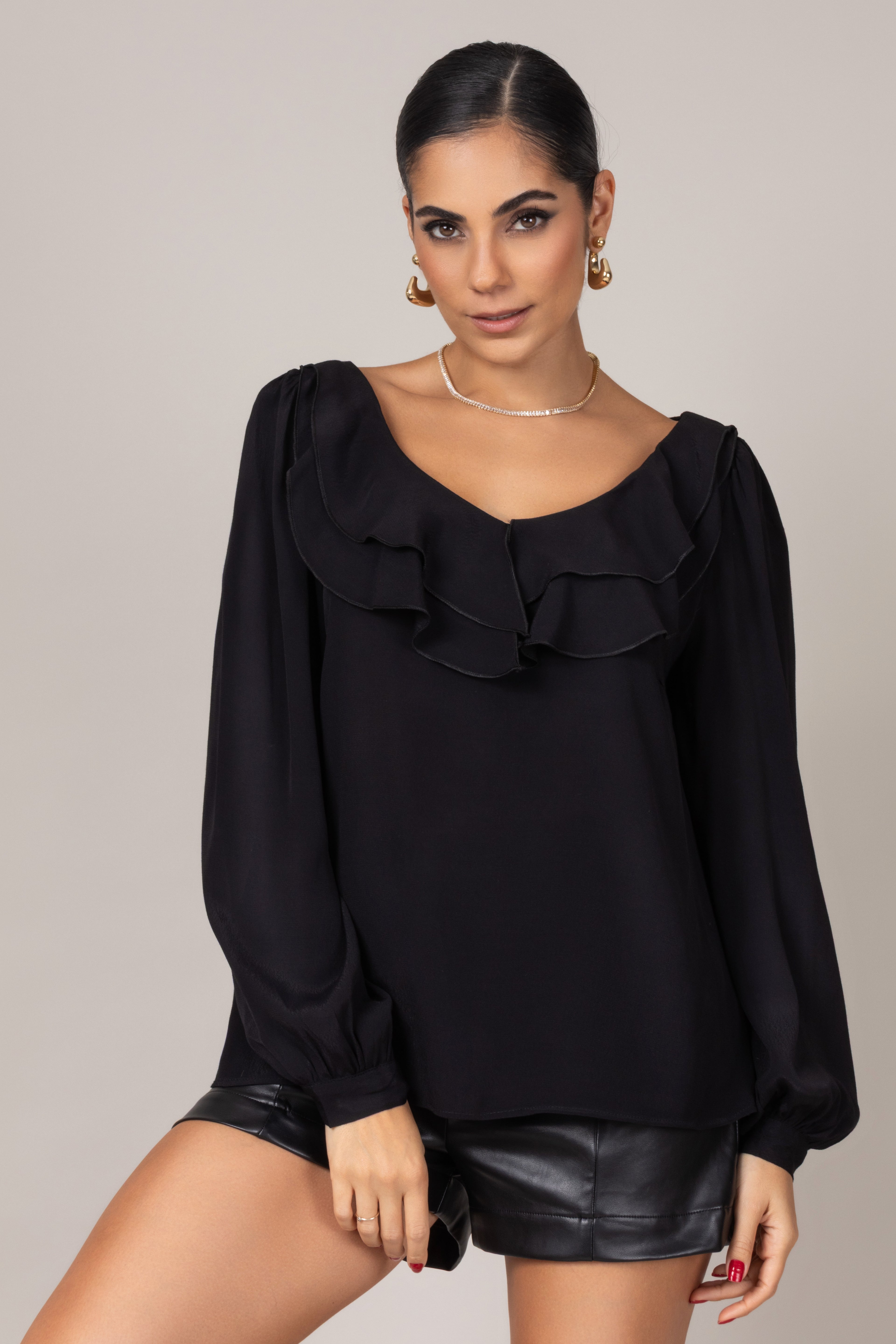 Bata de manga longa com babados