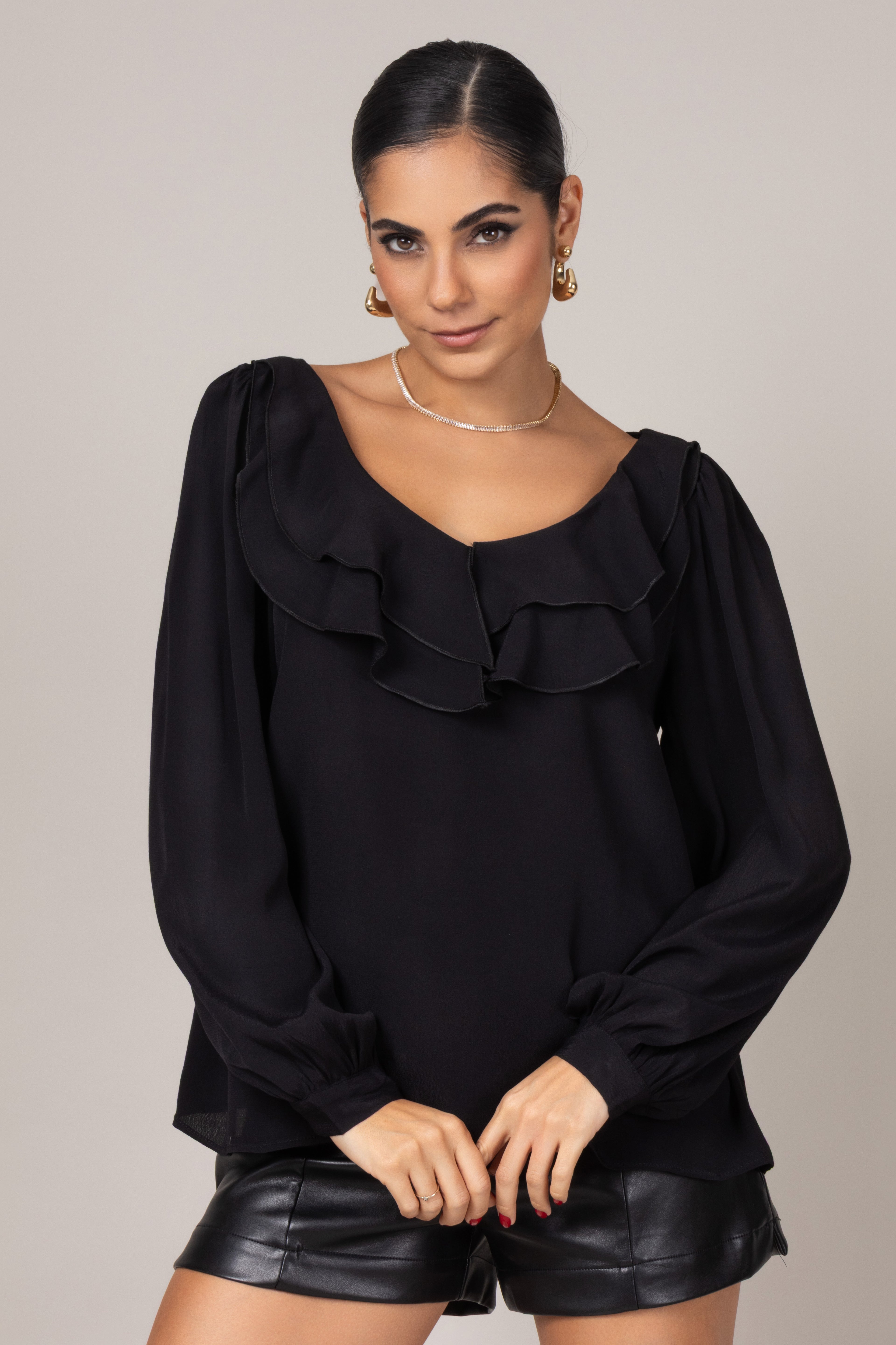 Bata de manga longa com babados