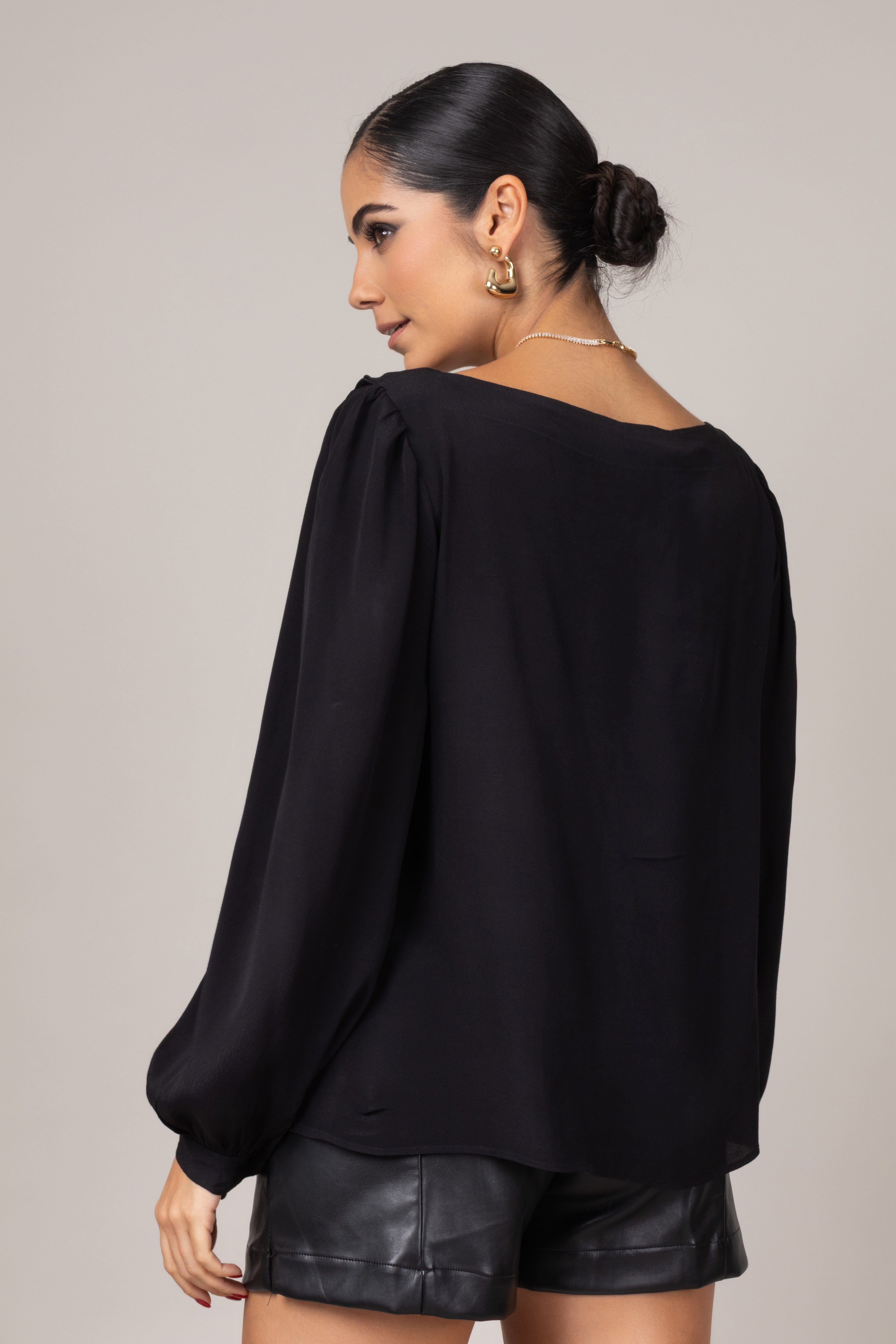 Bata de manga longa com babados