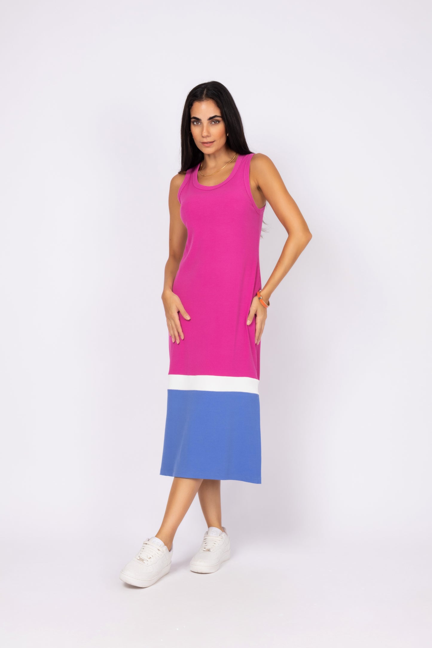 Vestido midi tricolor com fenda lateral