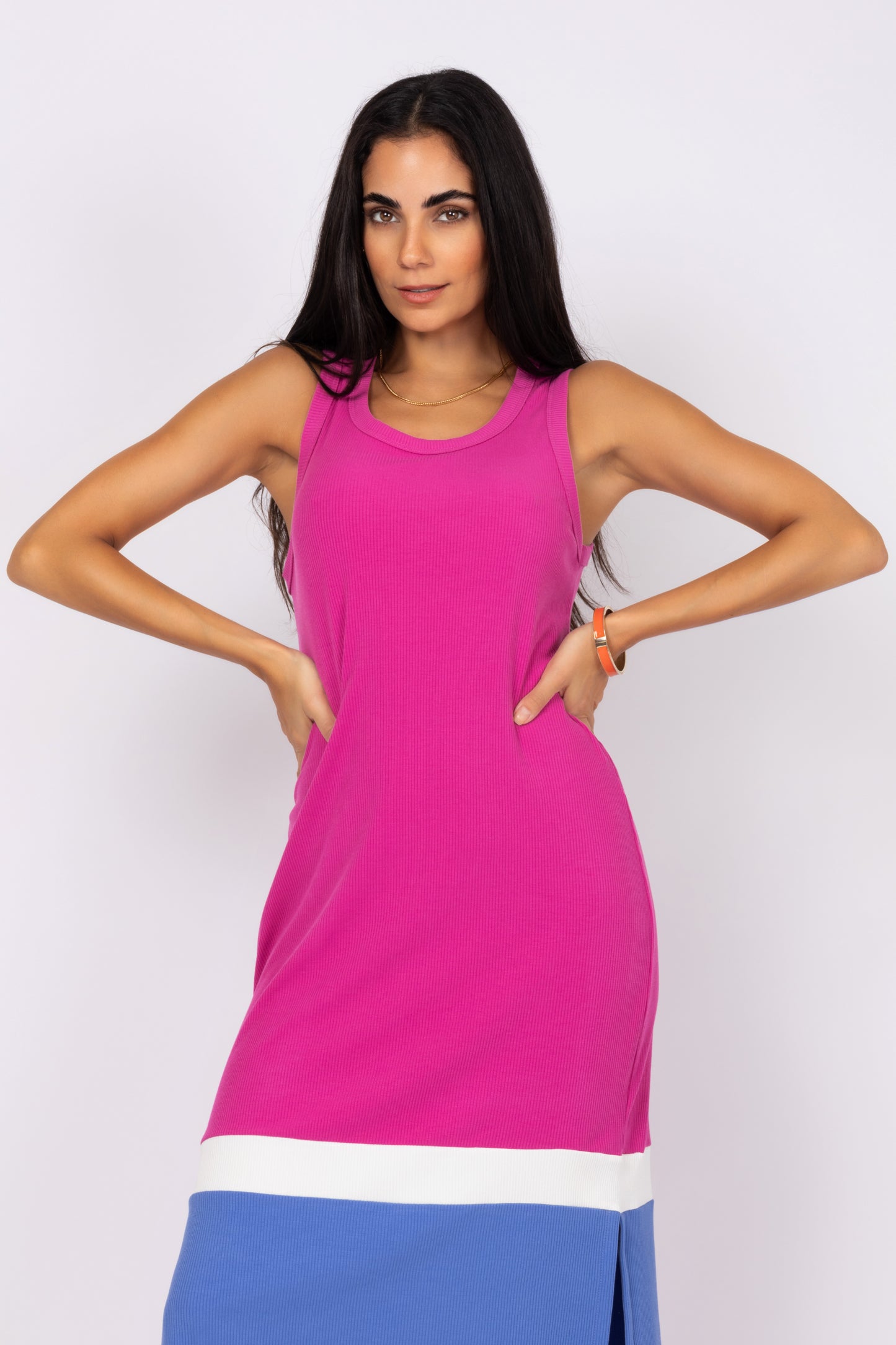 Vestido midi tricolor com fenda lateral