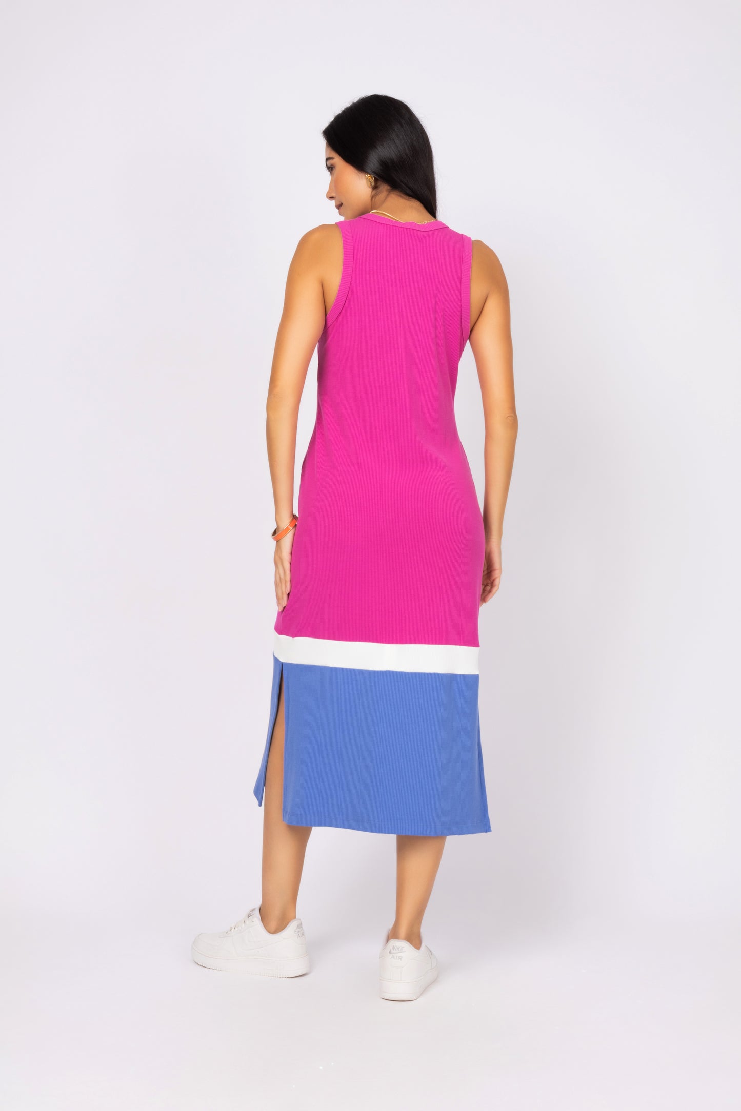 Vestido midi tricolor com fenda lateral