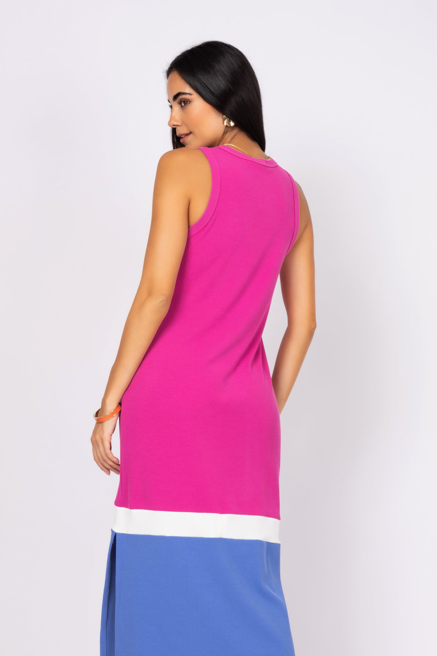 Vestido midi tricolor com fenda lateral