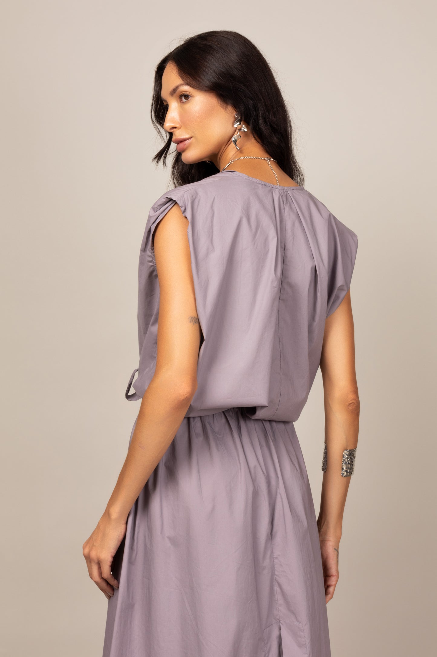Saia midi com fenda frontal e ajuste