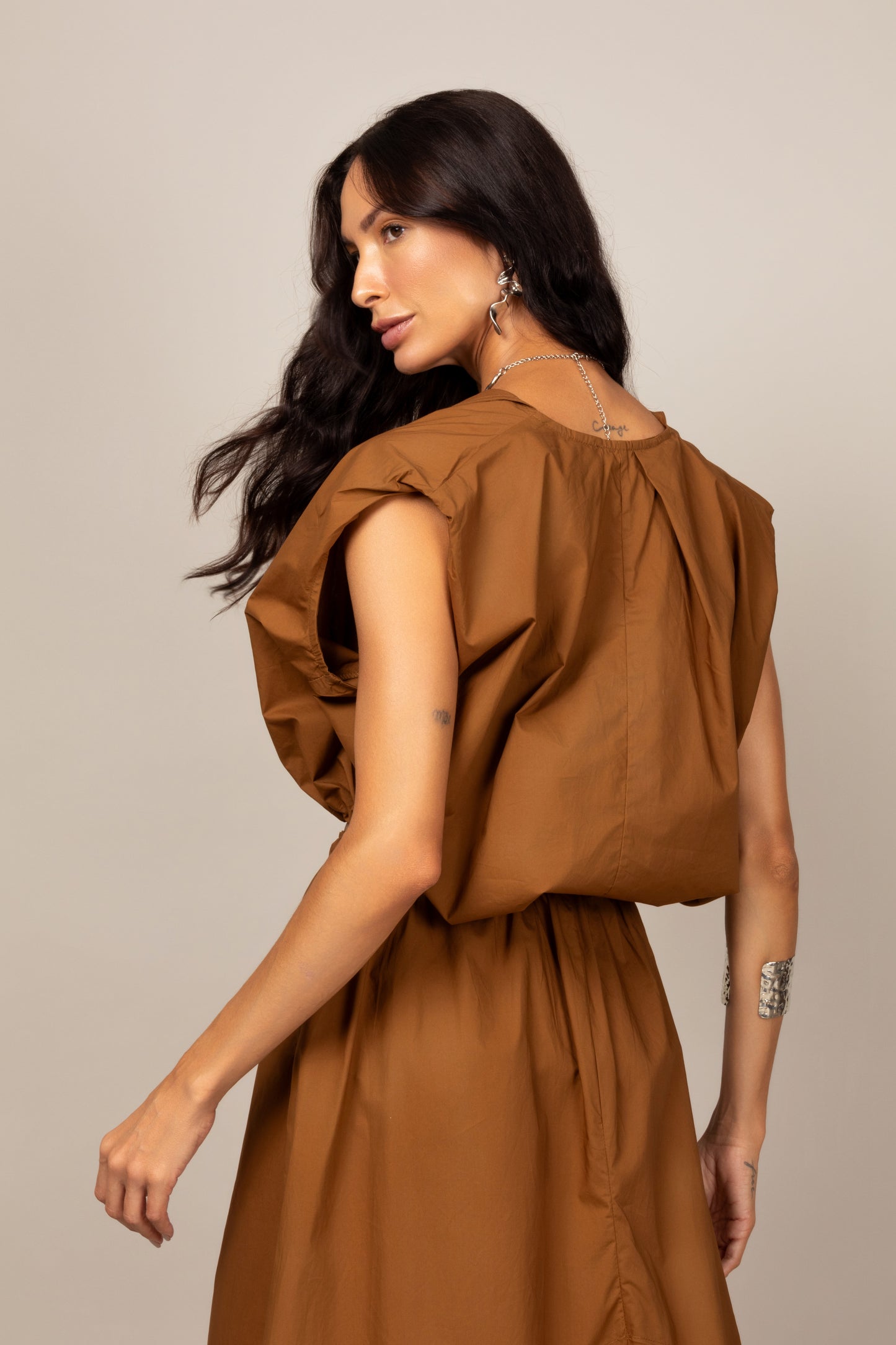 Saia midi com fenda frontal e ajuste