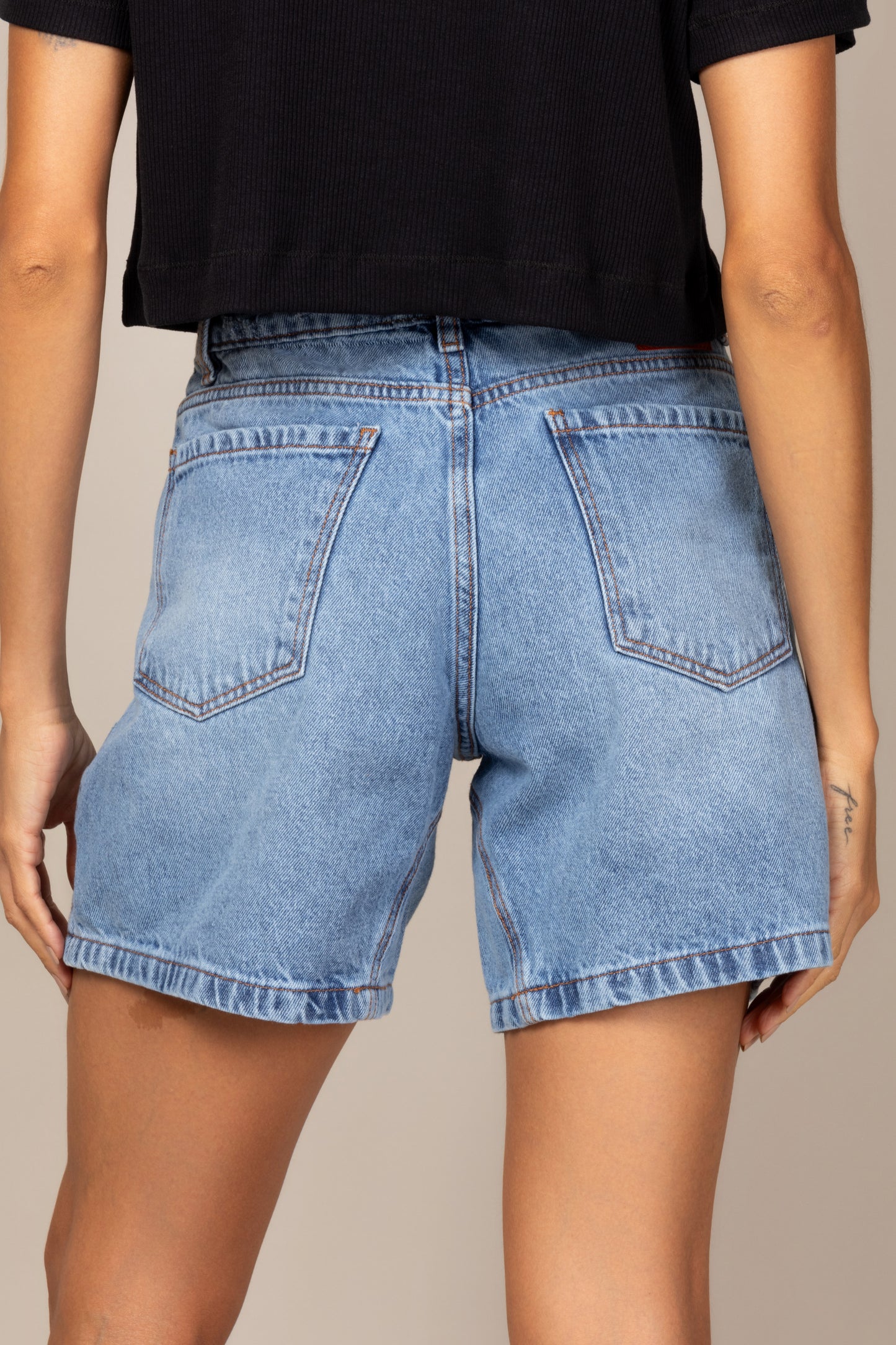 Shorts jeans com botões frontais